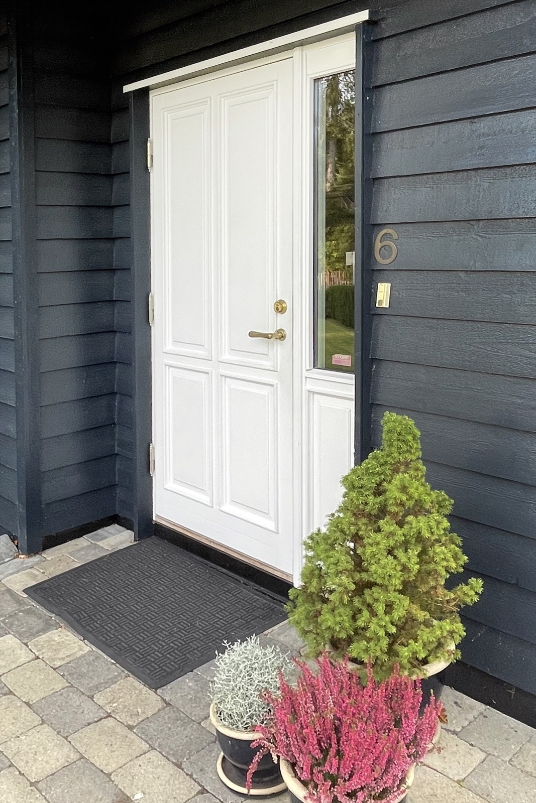 Selgers eget bilde av et høstpyntet inngangsparti Galleribilde