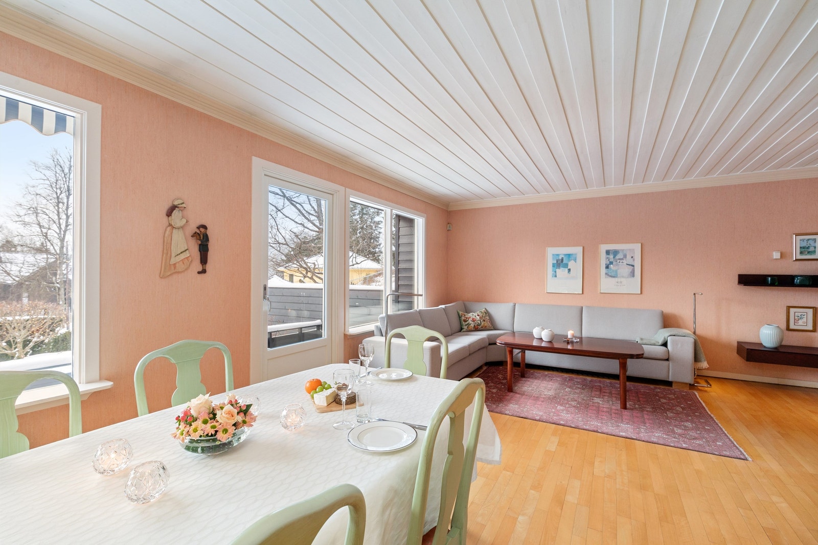 God plass til sofagruppe i stuen Galleribilde