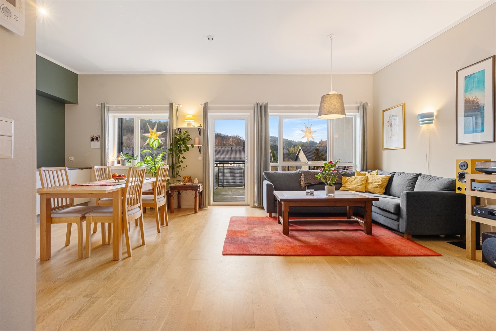 Det god takhøyde i stuen med hele, 2.7m. Her er det god plass til både sofagruppe, tv-seksjon og spisebord. Galleribilde