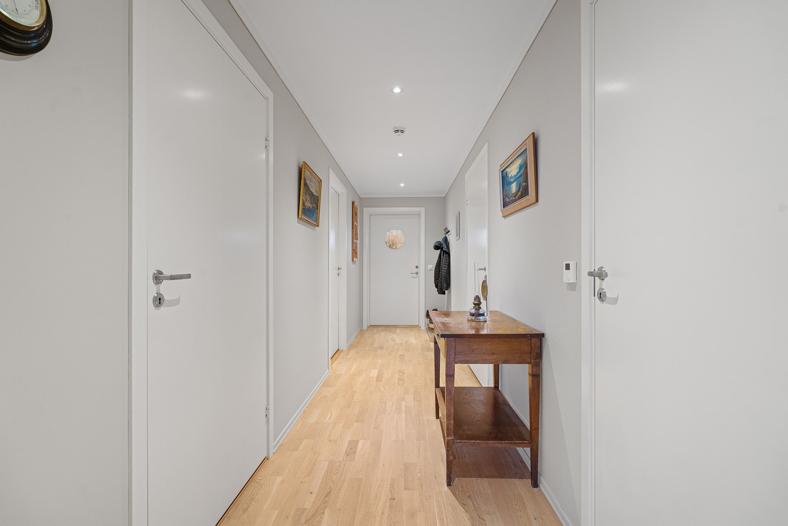 Gang/entré med plass til å henge fra seg yttertøy m.m. Galleribilde