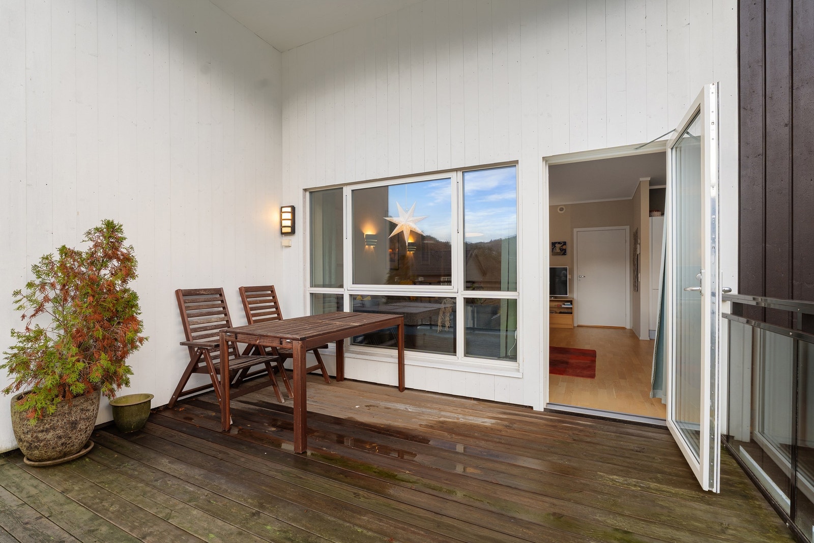 Utvendig er det god plass til hagemøbler, grill og det du har behov for. Her kan du trekke deg tilbake og nyte ettermiddagssolen. Galleribilde