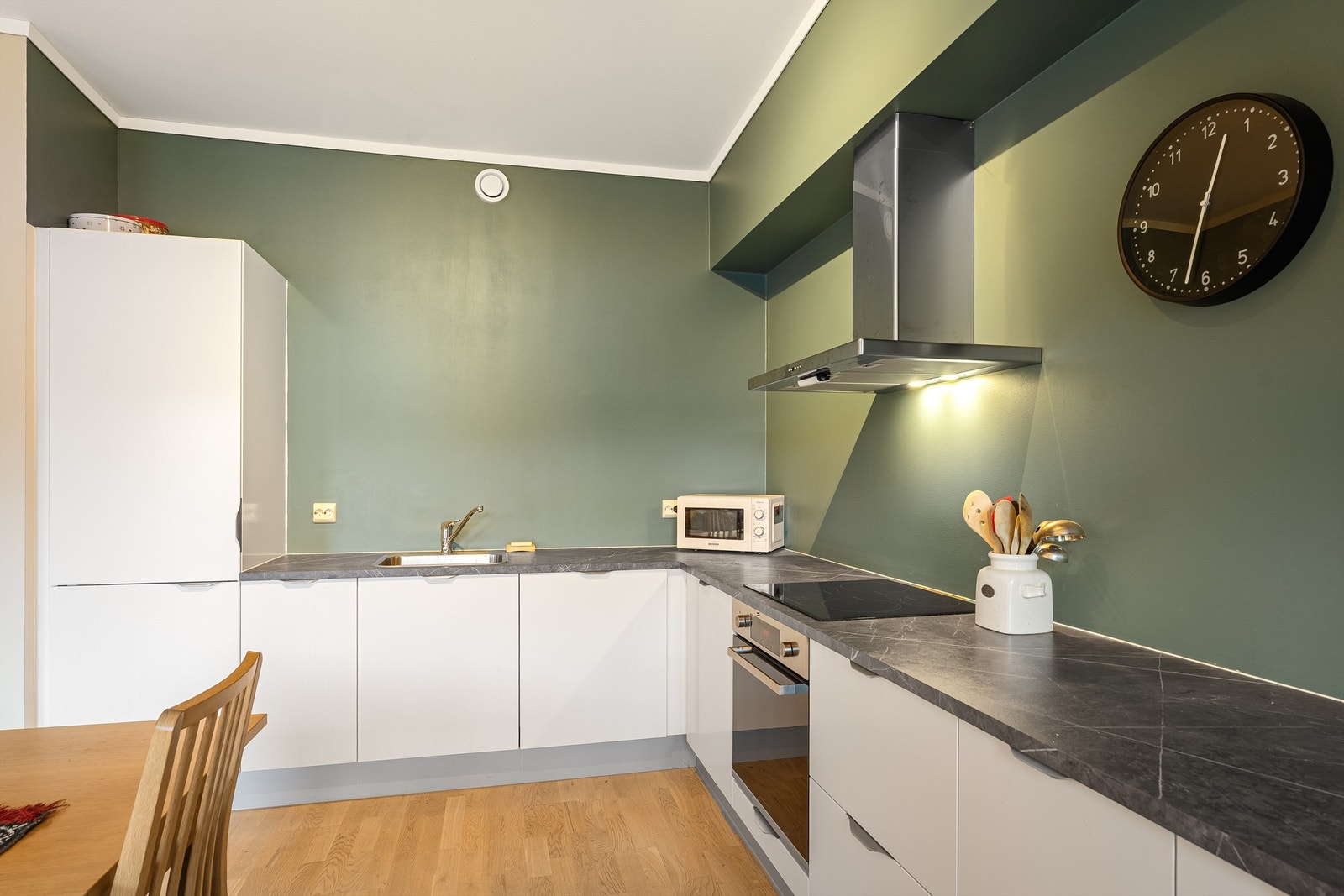 Her er det god skap- og benkeplass med mye oppbevaring og mulighet for å sette opp veggskap også om ønskelig. Galleribilde