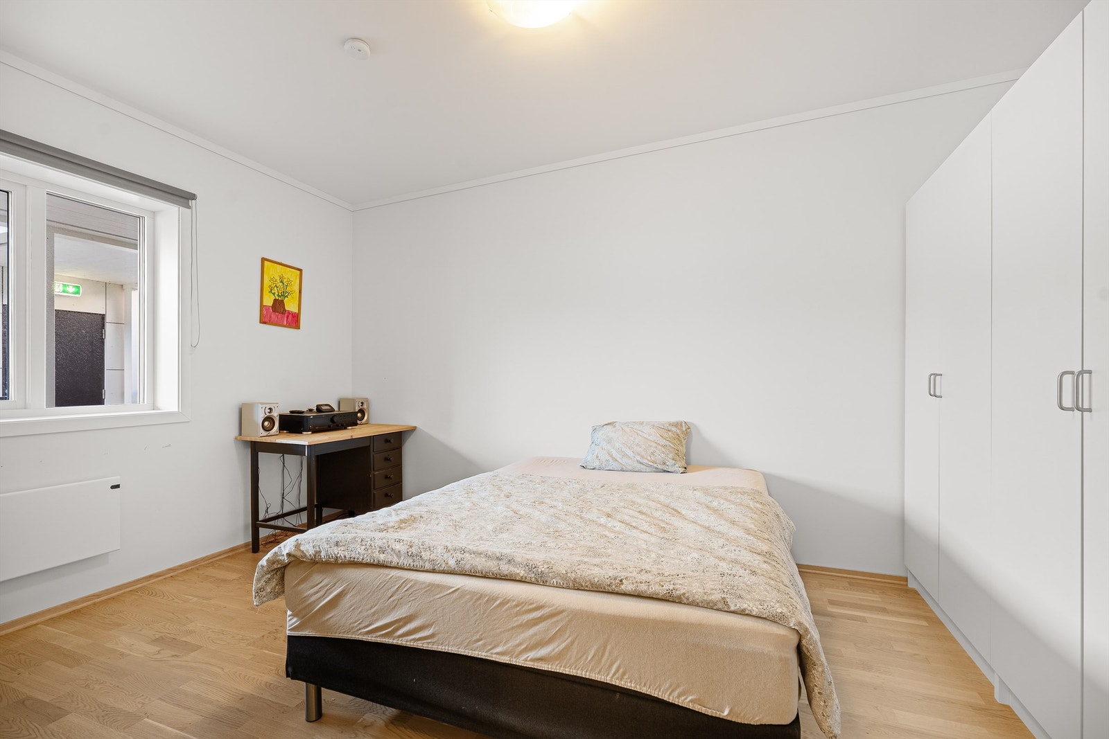 Hovedsoverommet er av god størrelse, og har plass til dobbeltseng med tilhørende møblement og garderobeskap. Galleribilde