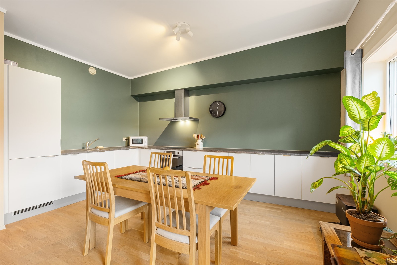 Innholdsrikt og moderne kjøkken fra HTH. Veggen er malt i en kontrast farge som skaper en fin kontrast. Galleribilde