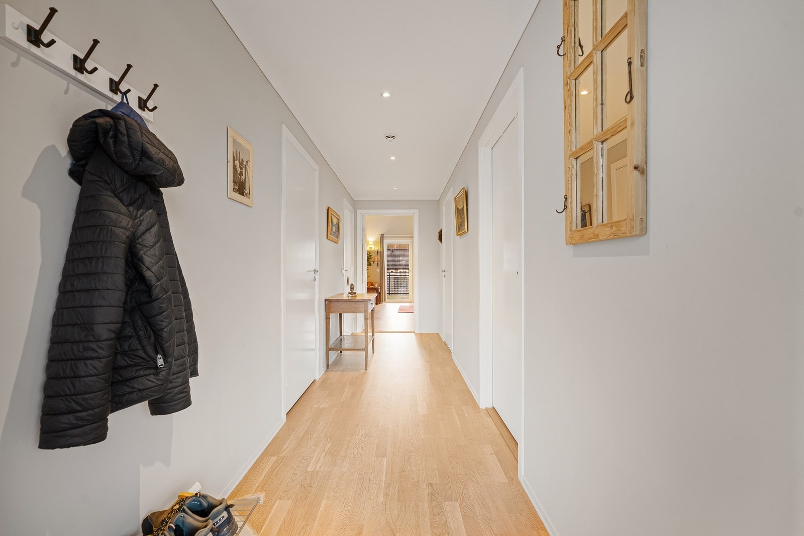 Romslig gang med god plass til oppbevaring og enkel adgang til hjemmets øvrige rom. Galleribilde