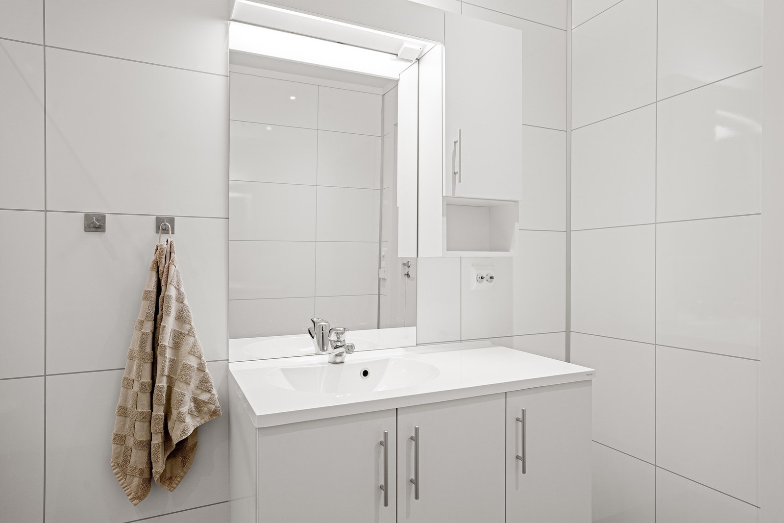 Servant med oppbevaring og tilhørende overskap med speil. Galleribilde