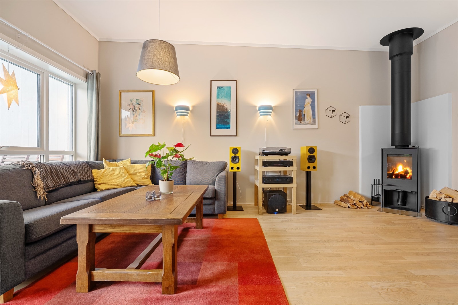 Det medfølger en flott peis som gir godt med varme på kaldere dager. Galleribilde