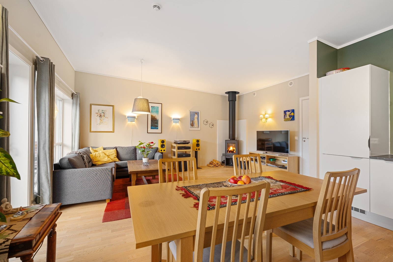 Stuen oppleves meget lun og har flotte vindusflater som sørger for godt med lys. Galleribilde