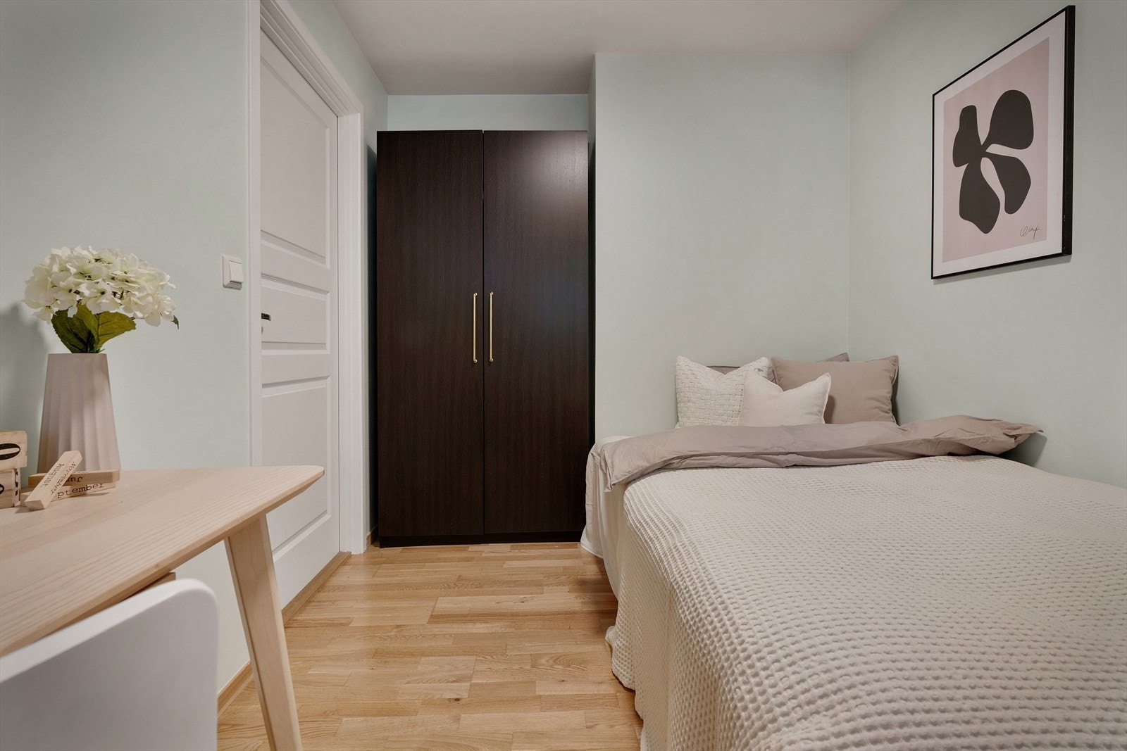 - God plass til ønsket møblement. Garderobeskap medfølger - Galleribilde