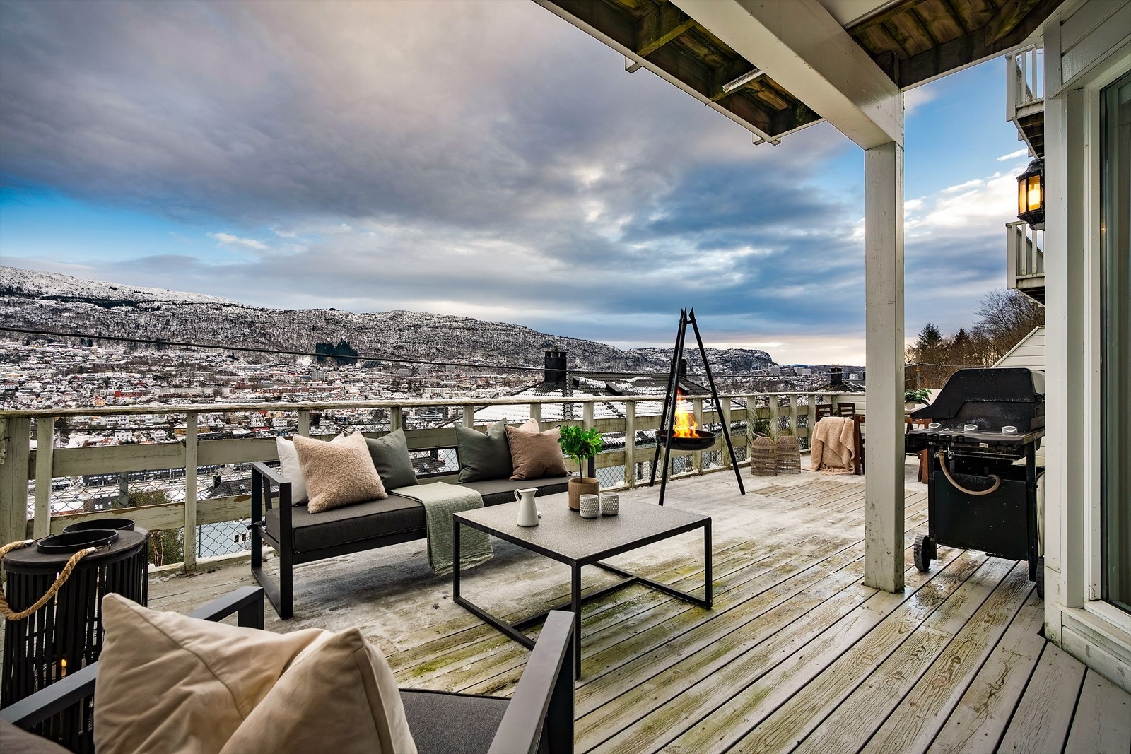 - Terrassen måler hele 33 m² og har praktfull utsikt mot Bergensdalen, Ulriken og Fløyen - Galleribilde