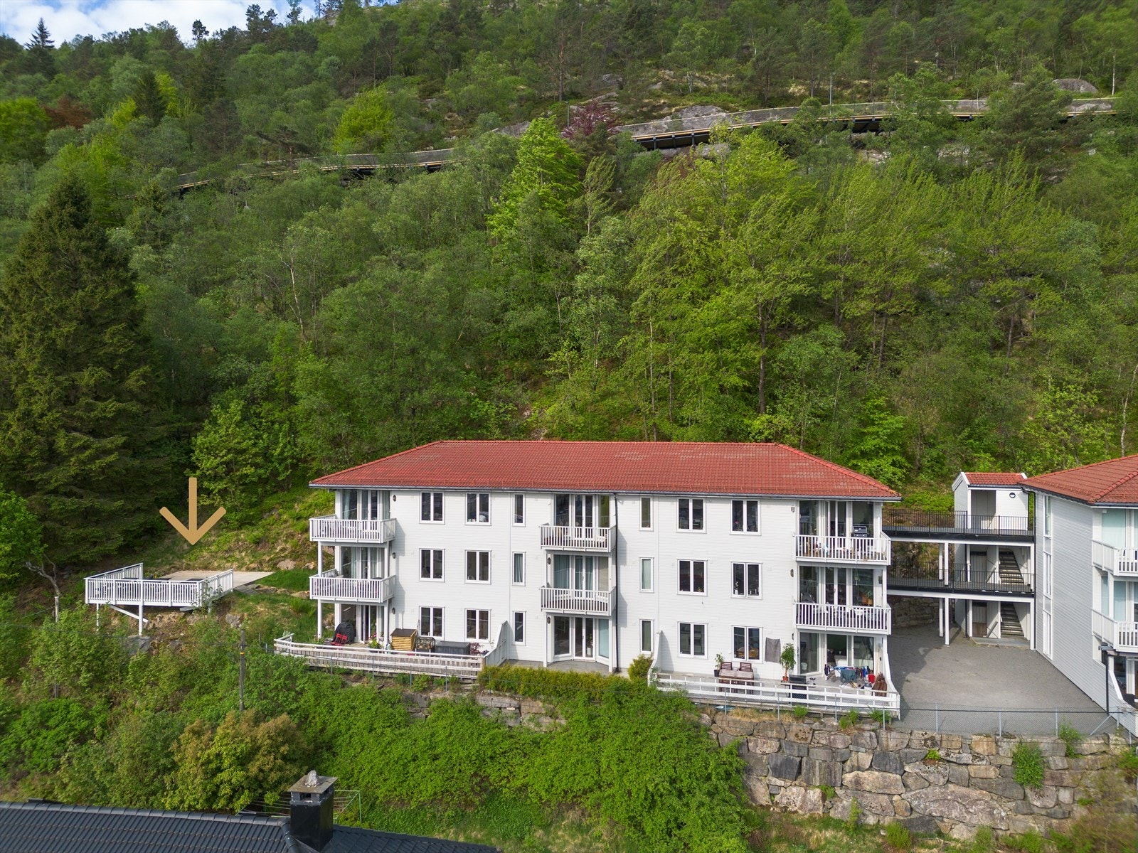 - Sameiet består av totalt 27 seksjoner! Merk pil til felles terrasse - Galleribilde