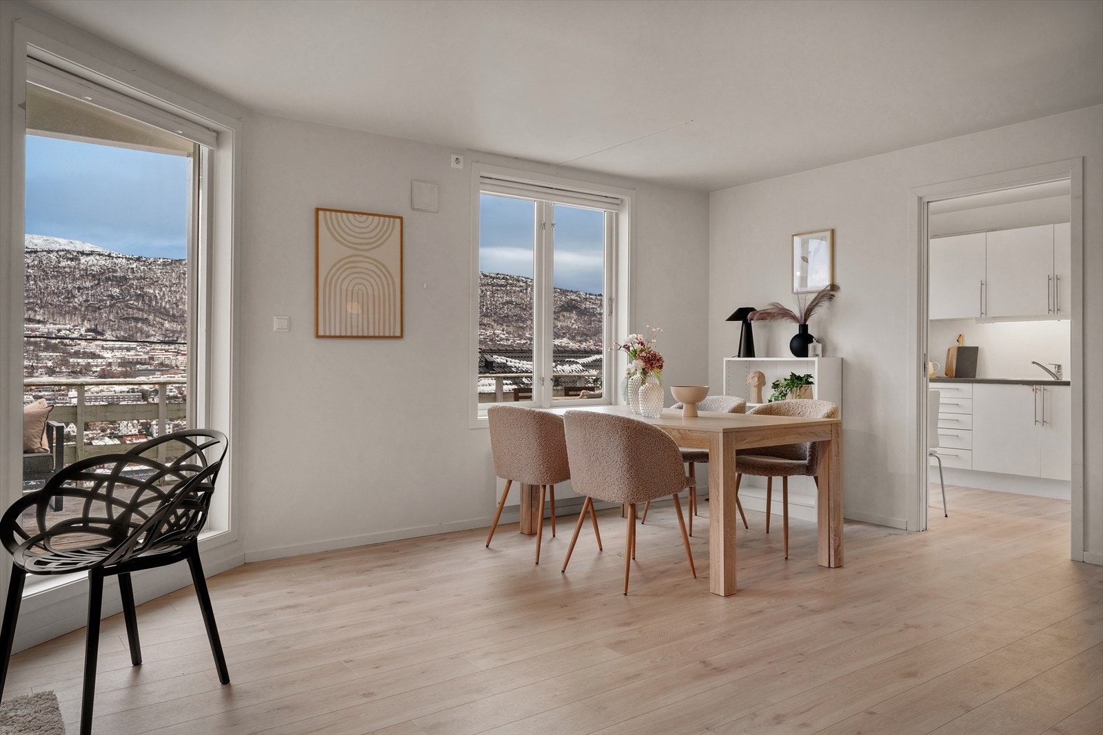 - Stuen har en praktisk utforming som gjør den lett å møblere etter eget ønske - Galleribilde