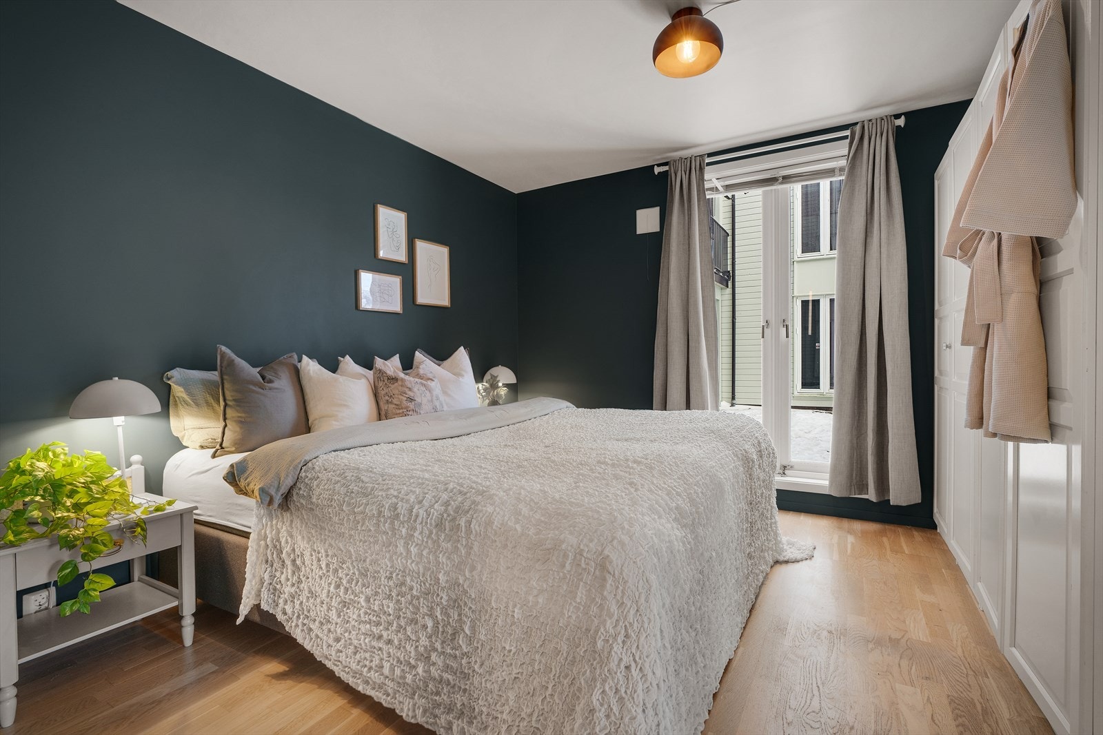 - Generøst hovedsoverom på 12,5 m², malt i en beroligende og elegant tone - Galleribilde