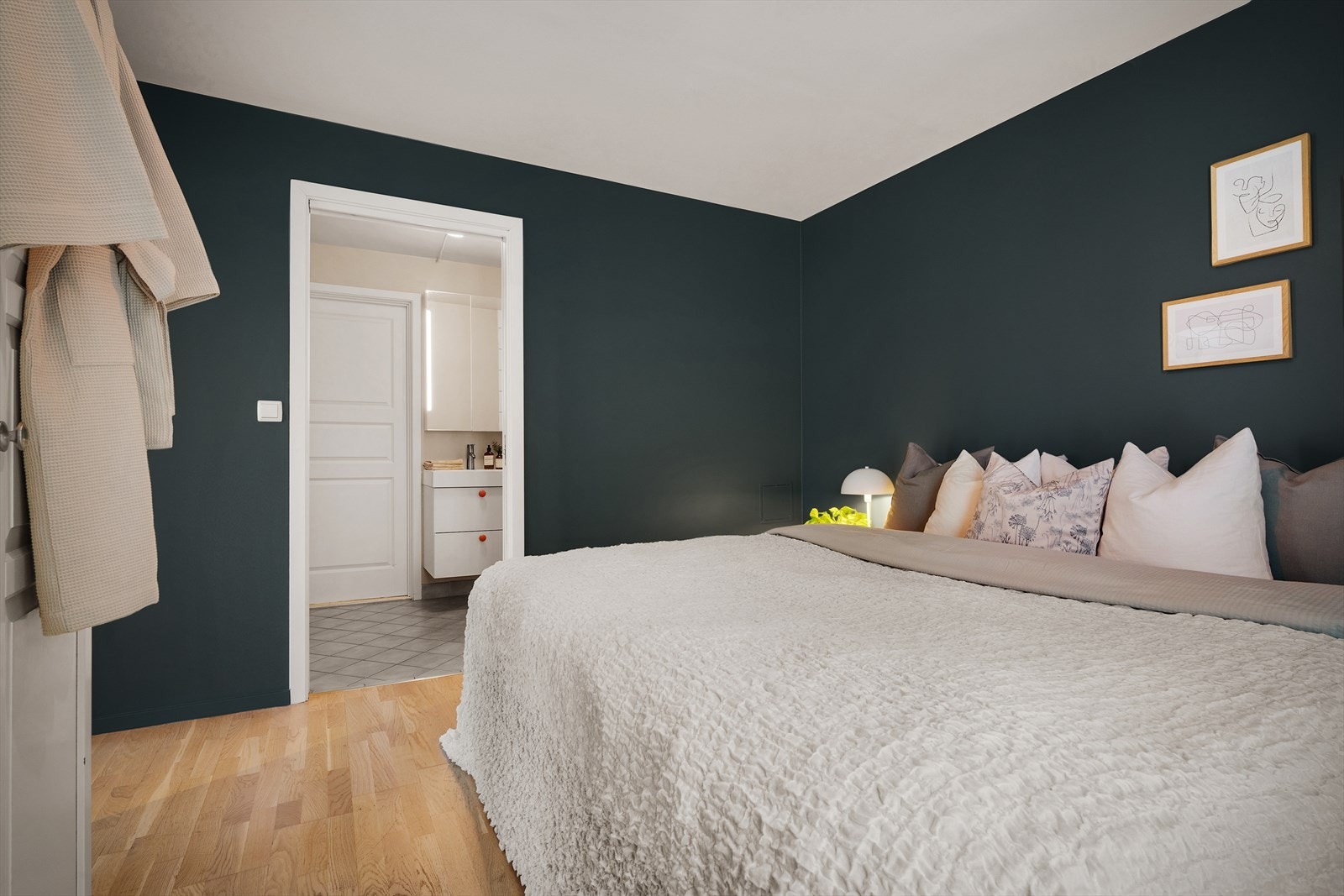 - Praktisk on-suite løsning med adkomst til badet direkte fra hovedsoverommet og entréen - Galleribilde