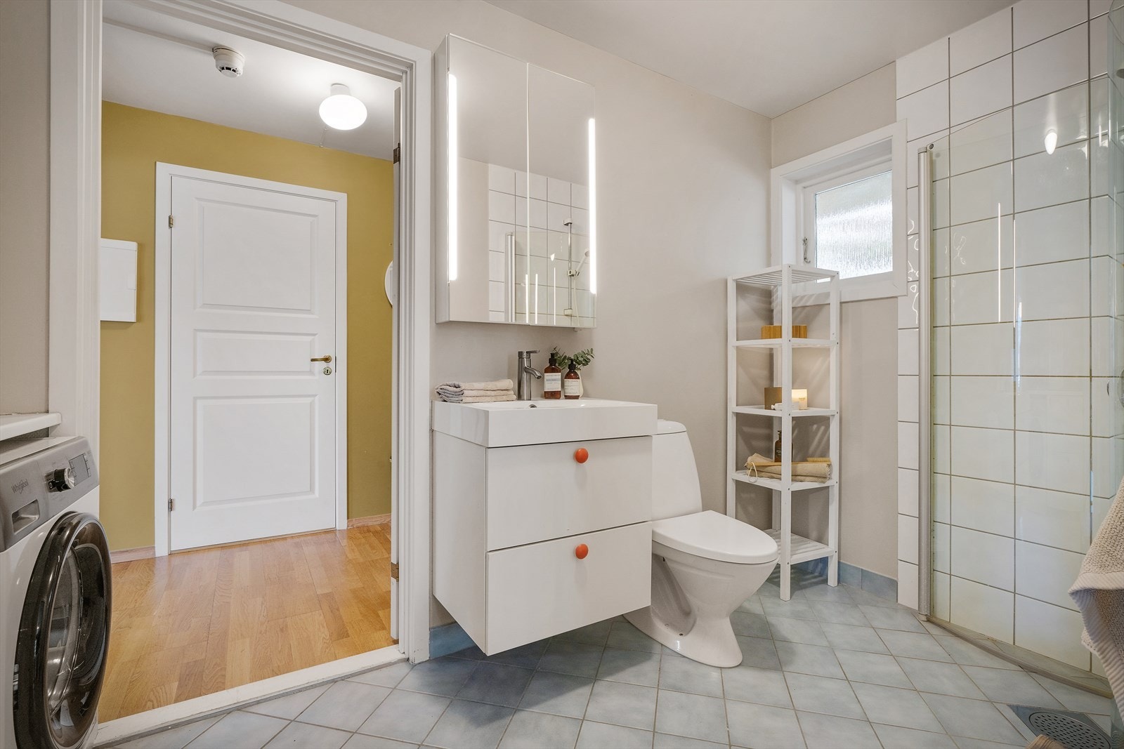 - Merk praktisk speil med innebygde hyller og integrert belysning - Galleribilde