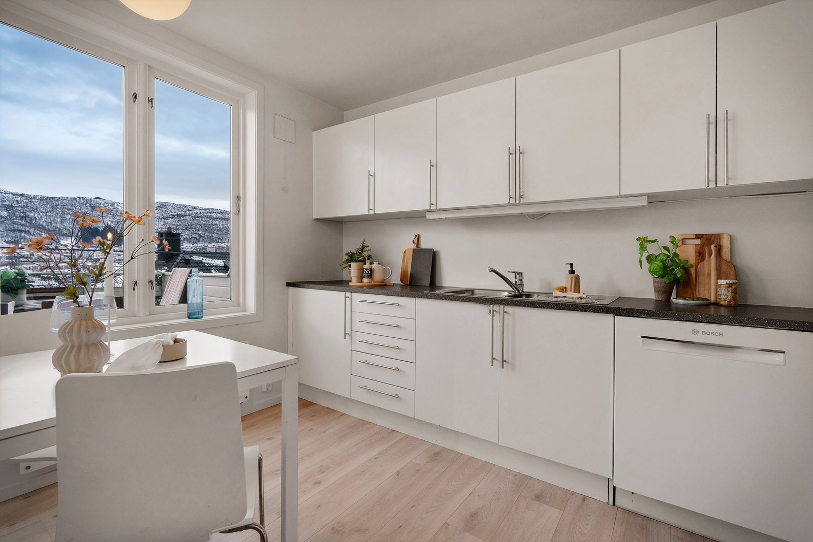 - Lyst og tidløst kjøkken med glatte fronter og benkeplate i laminat - Galleribilde