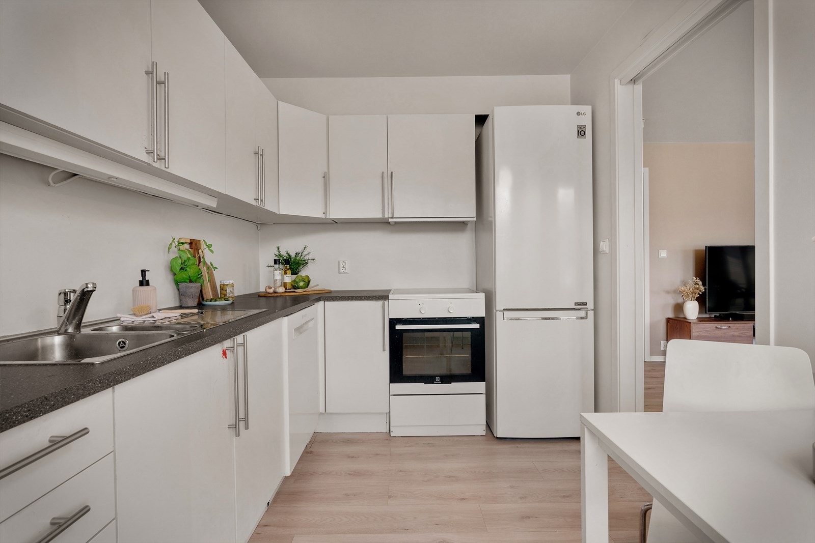 - Det er godt med skap- og benkeplass - Galleribilde