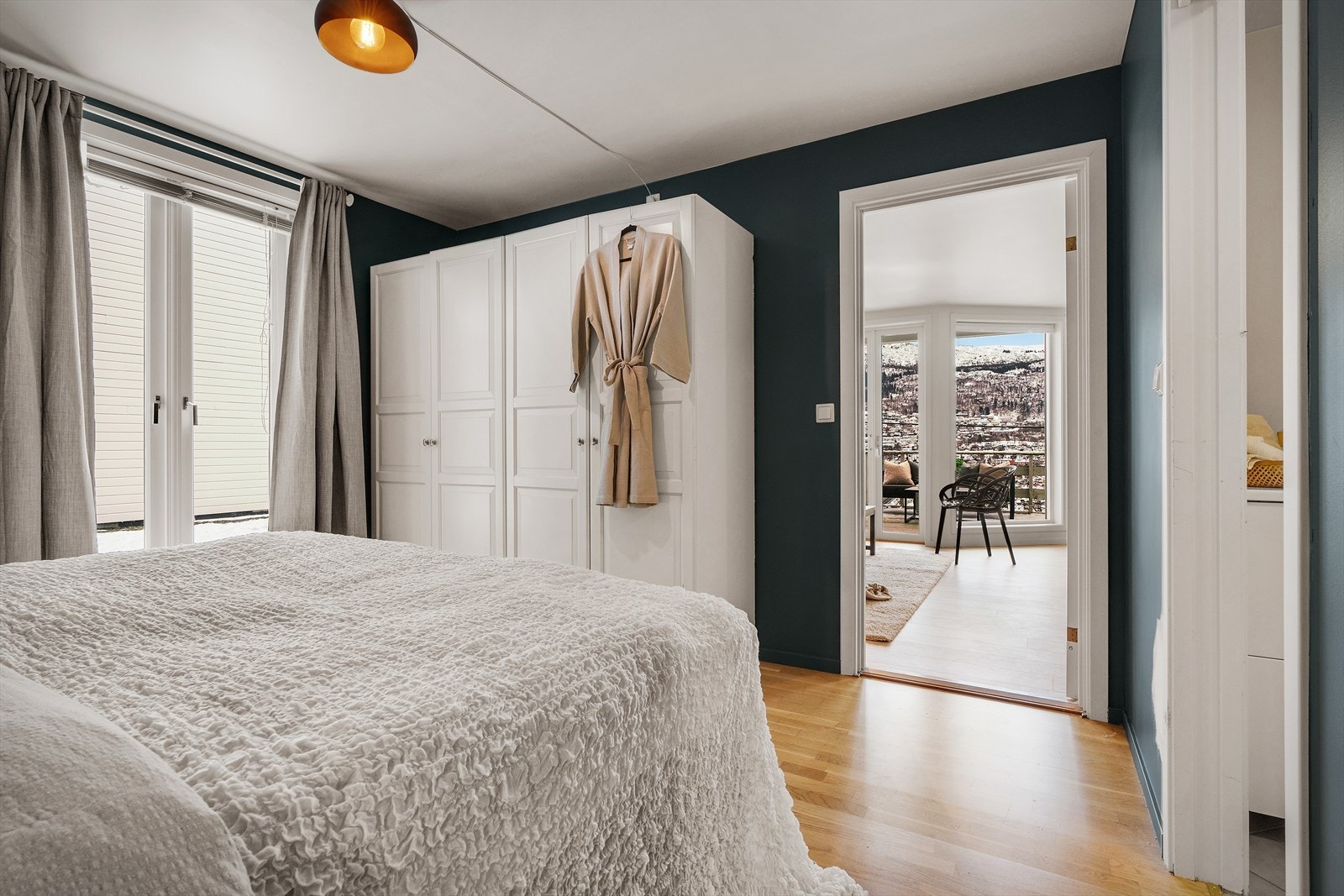 - Romslig garderobeskap med god plass til klær og tilbehør medfølger - Galleribilde