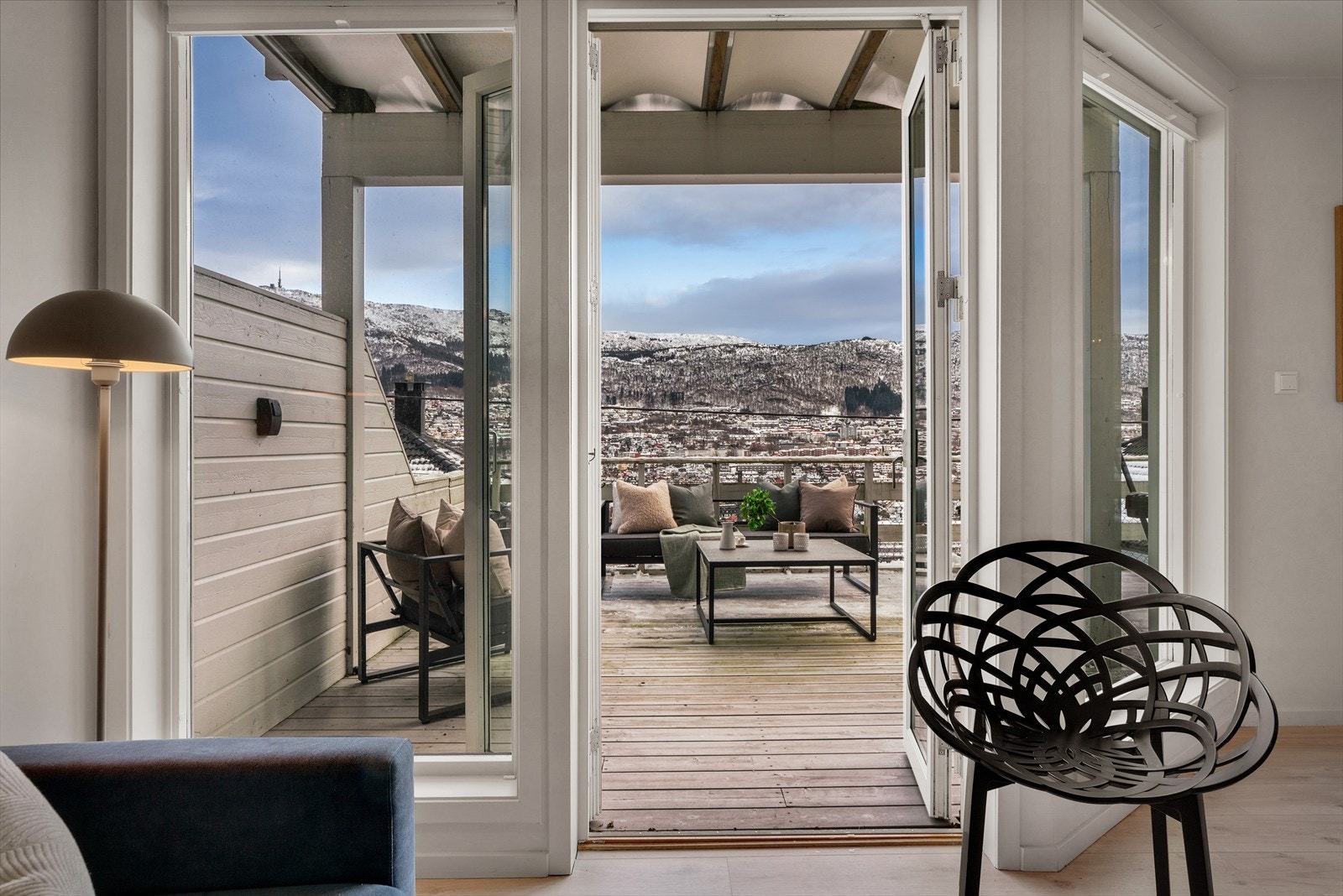 - Lun uteplass med egen port og enkel tilgang - Galleribilde