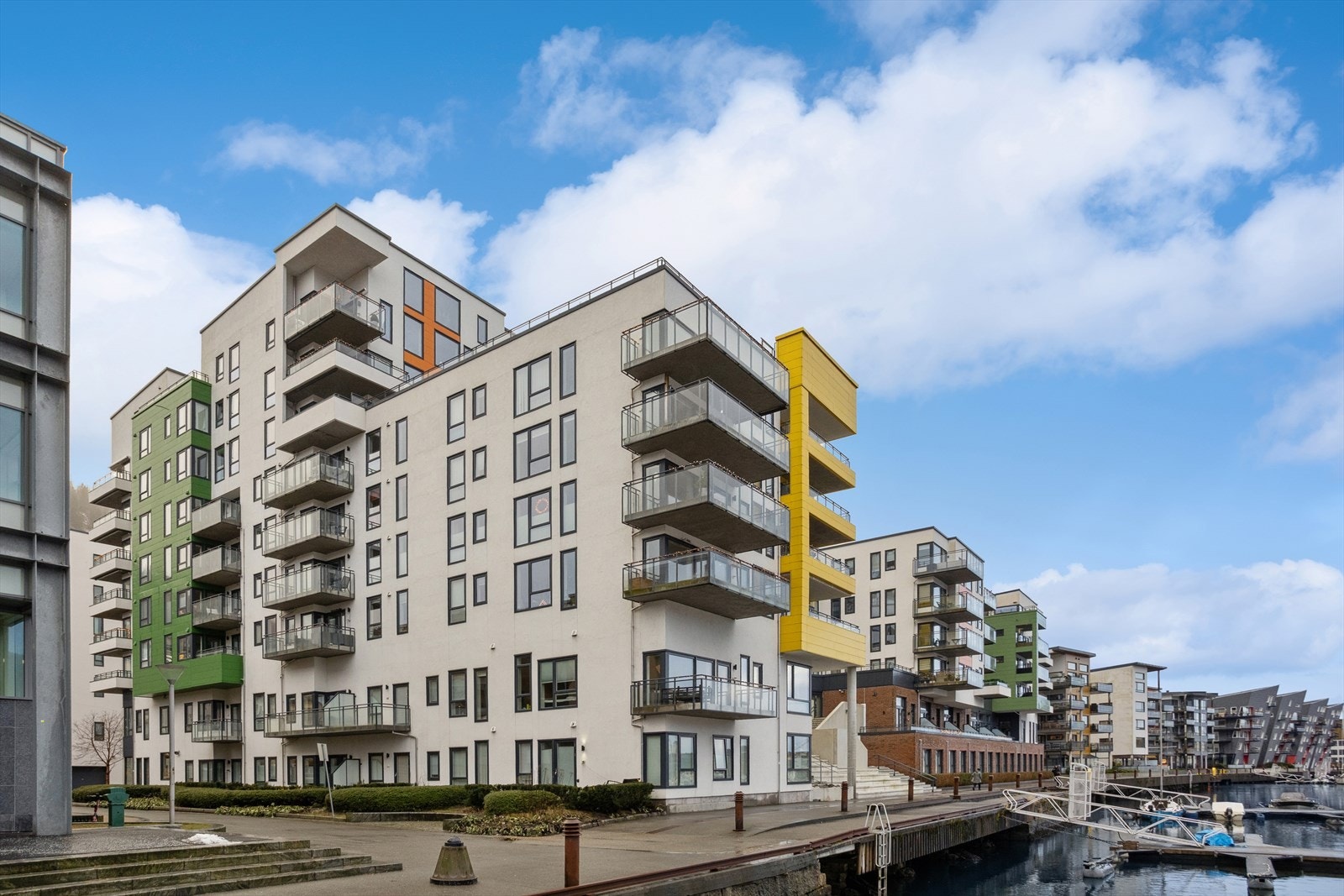 Super beliggenhet - Heis- Utsikt - balkong og terrasse + stor felles terrasse- garasje i bygget Galleribilde