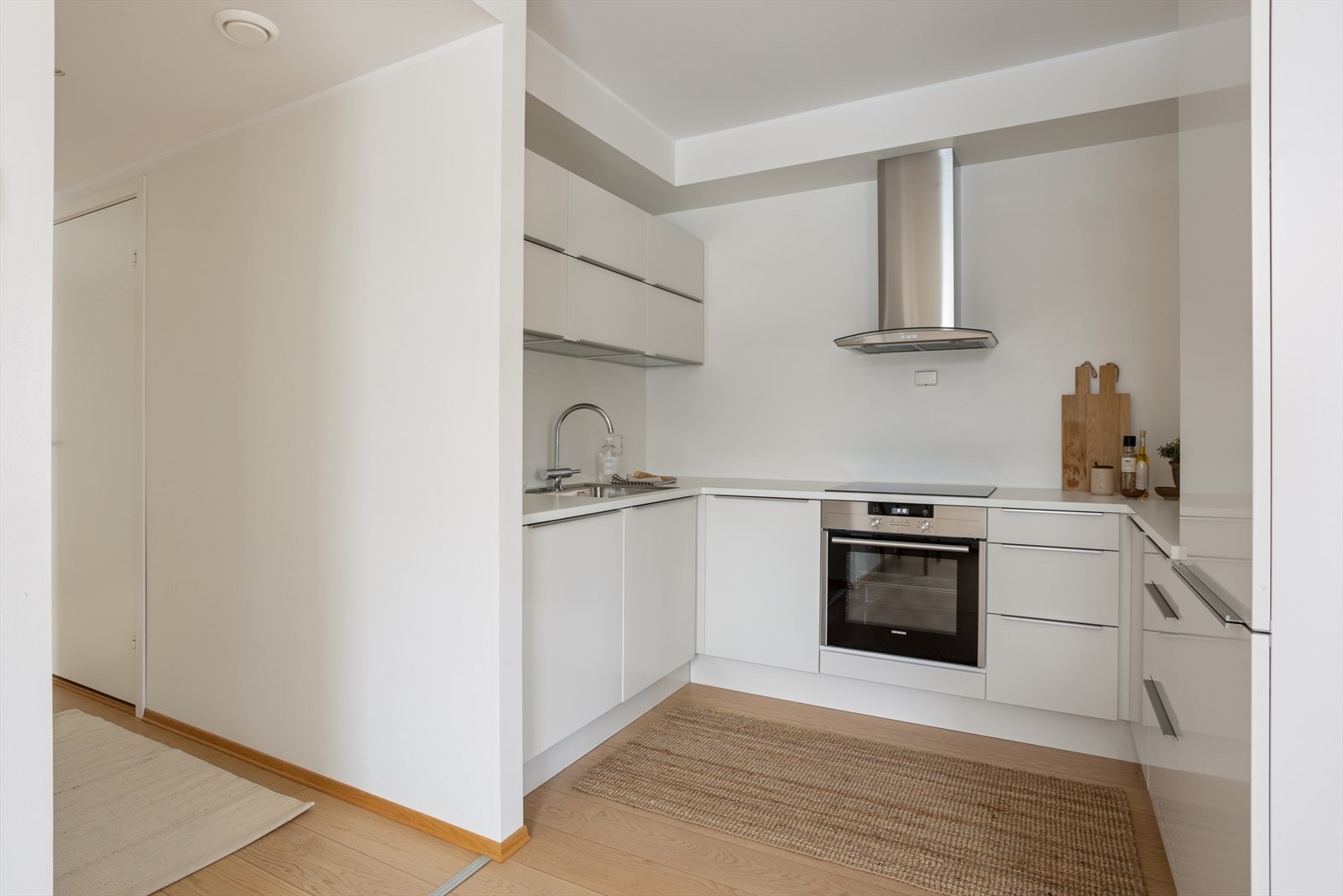 Kjøkkenet er utstyrt med integrerte hvitevarer som stekeovn, platetopp med induksjon, oppvaskmaskin og kjøleskap med frysedel. Galleribilde