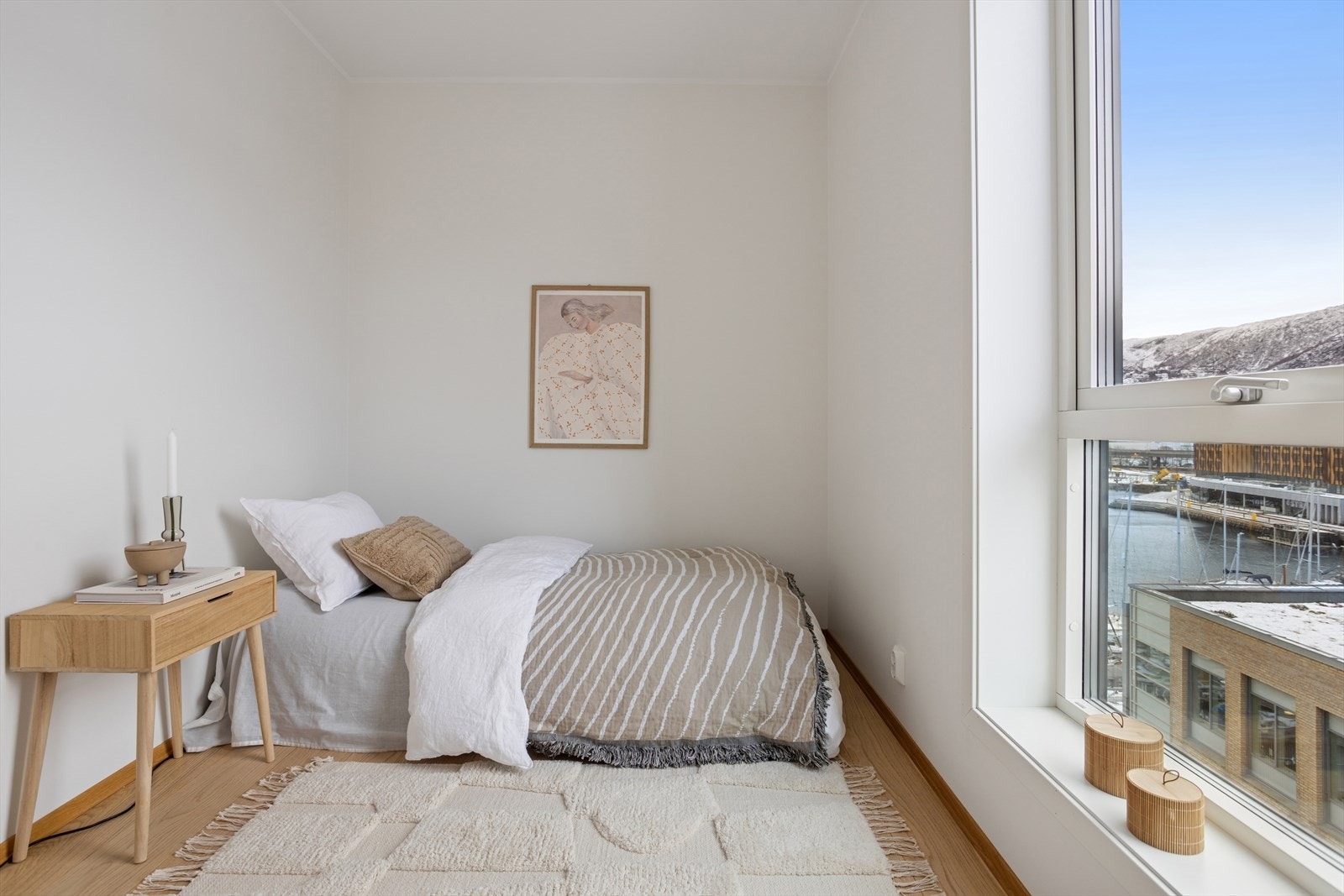 Soverom 2 er også romslig, og har plass til både seng, garderobeskap og annen ønsket møblering, f.eks skrivebord. Galleribilde