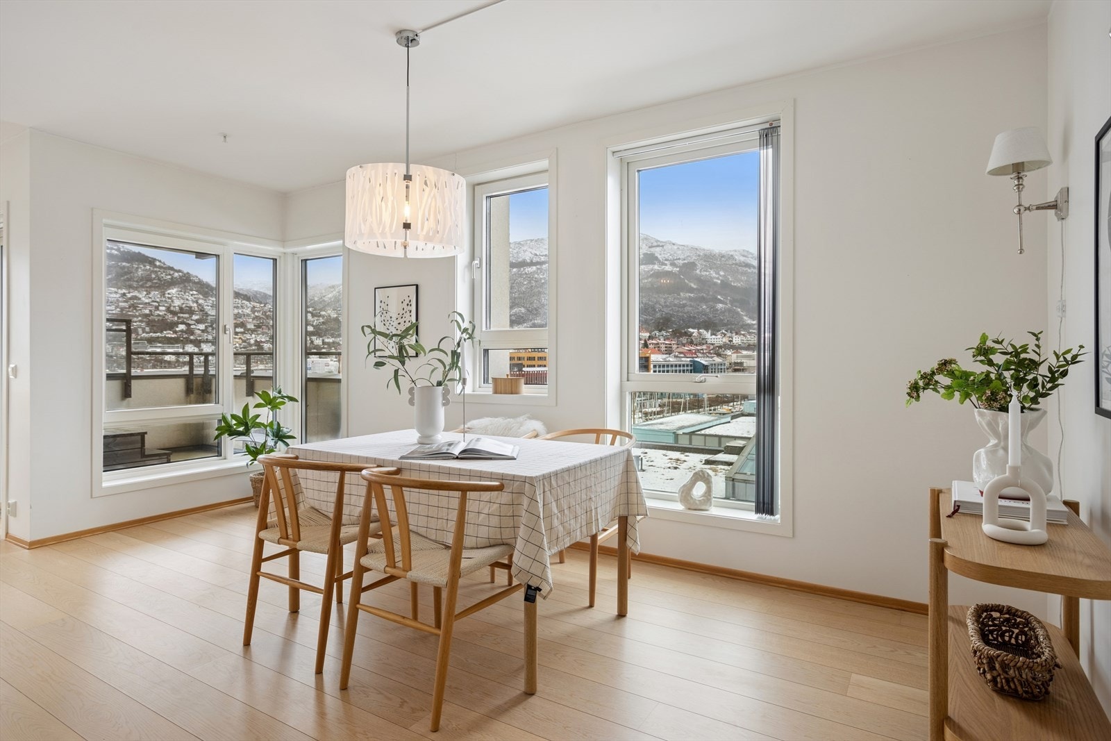 Det er god plass til spisebord, og fin utsikt til måltidet. Galleribilde