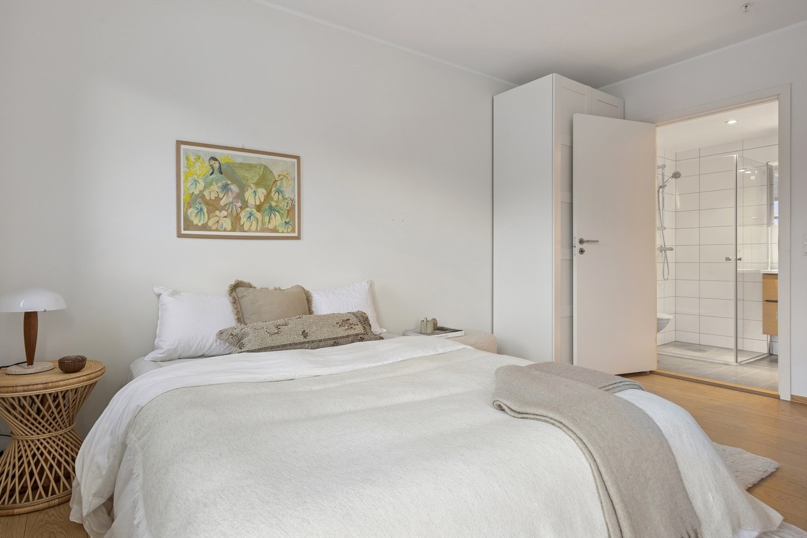 Soverommet har også god garderobeplass og direkte adkomst til ett av badene. Galleribilde