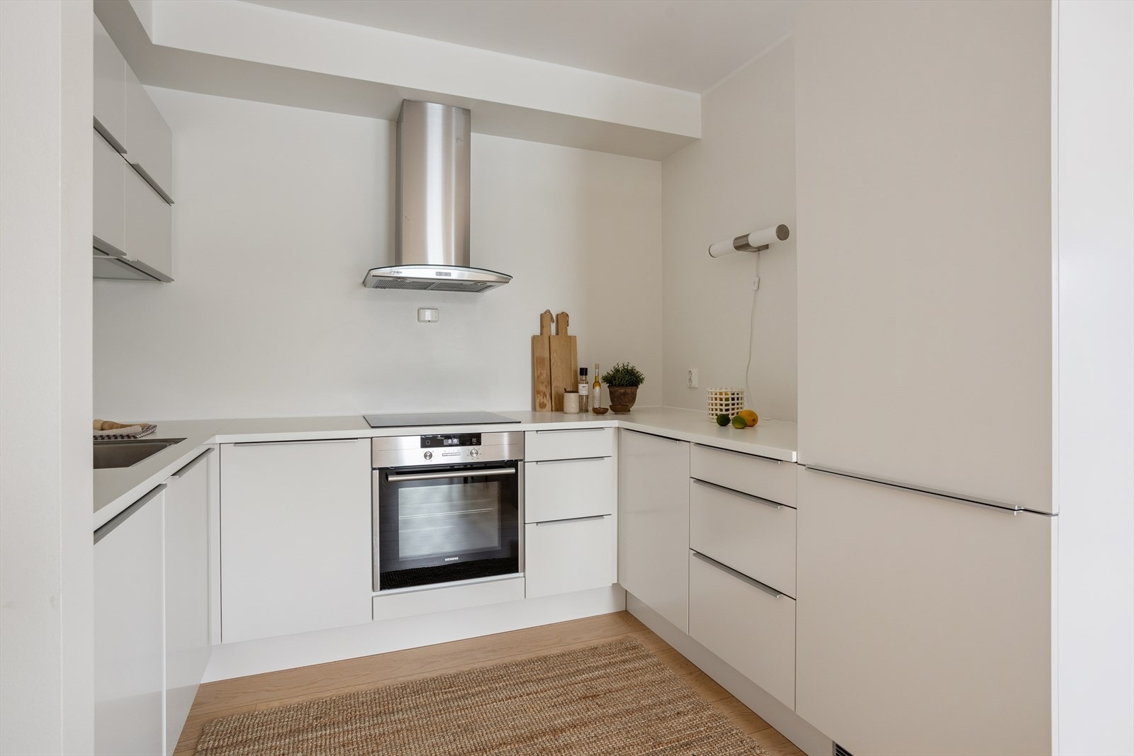 Det er installert en kjøkkenventilator med avtrekk ut, samt komfyrvakt og Waterguard for ekstra sikkerhet. Galleribilde