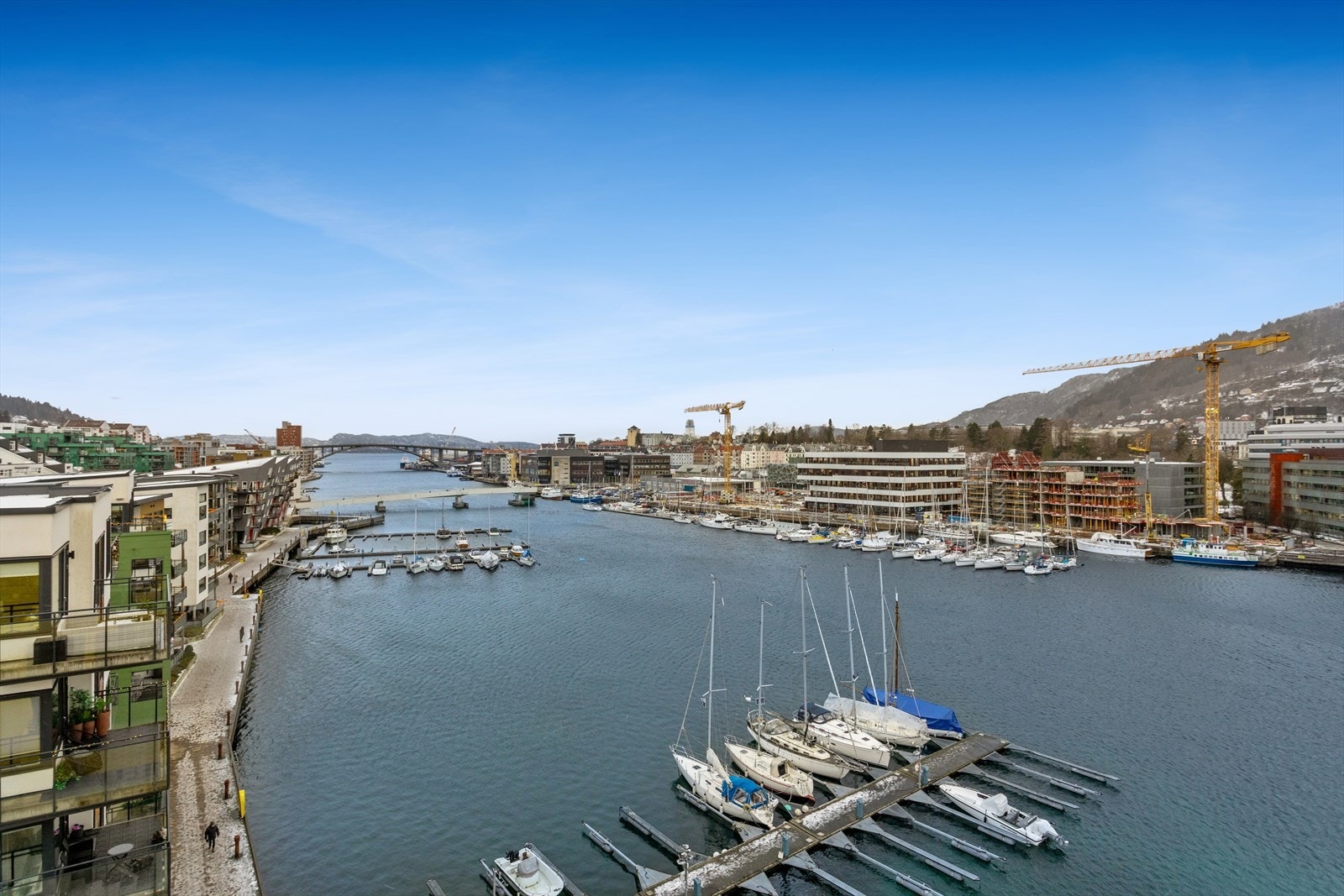 Damsgårdsveien 33 ligger i et attraktivt og sentralt område i Bergen, med flott utsikt mot Damsgårdssundet og nærliggende områder som Møhlenpris og Solheimsviken. Galleribilde