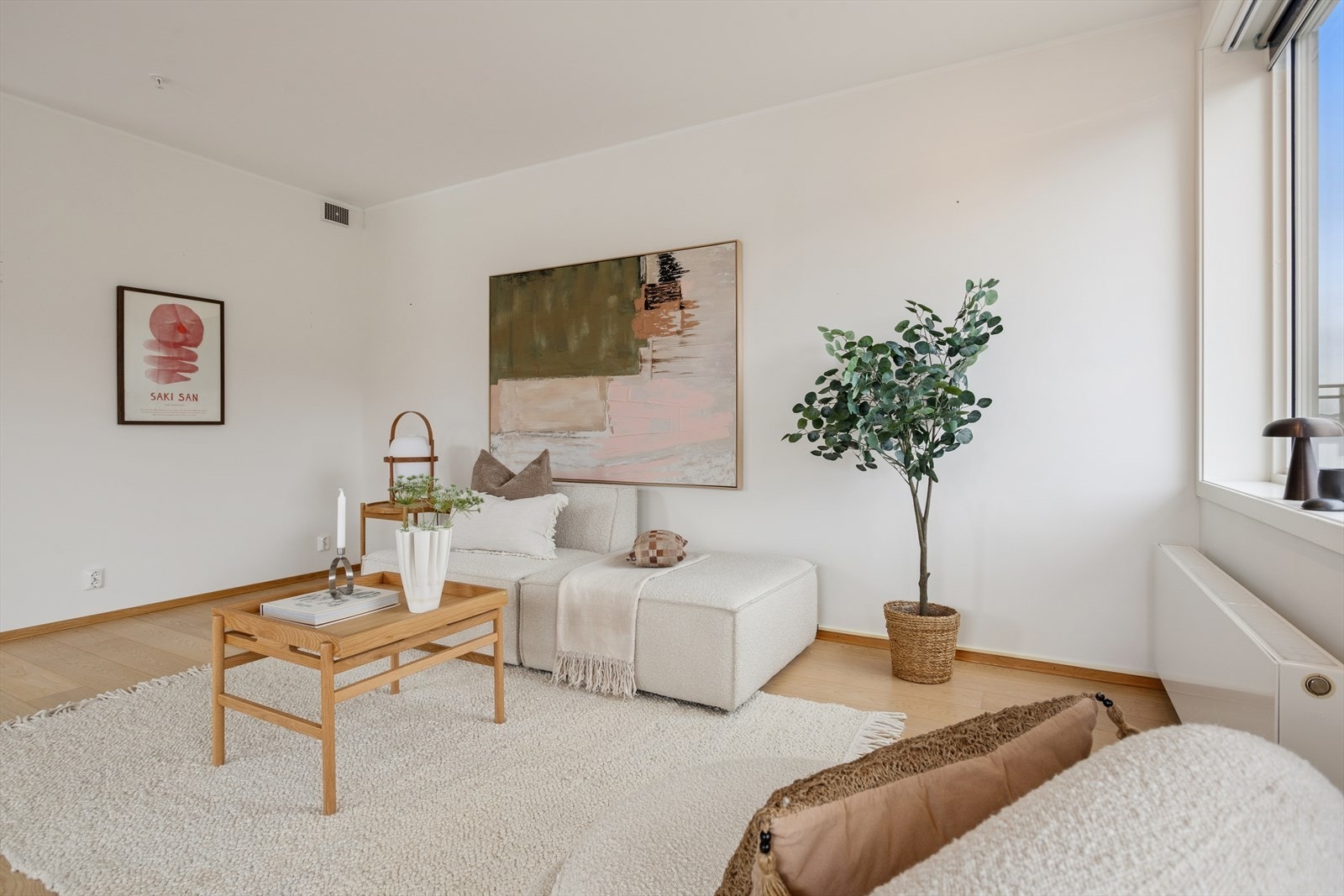 Stuen har malte flater på vegger og i himlingen, og et vakkert parkettgulv. Galleribilde