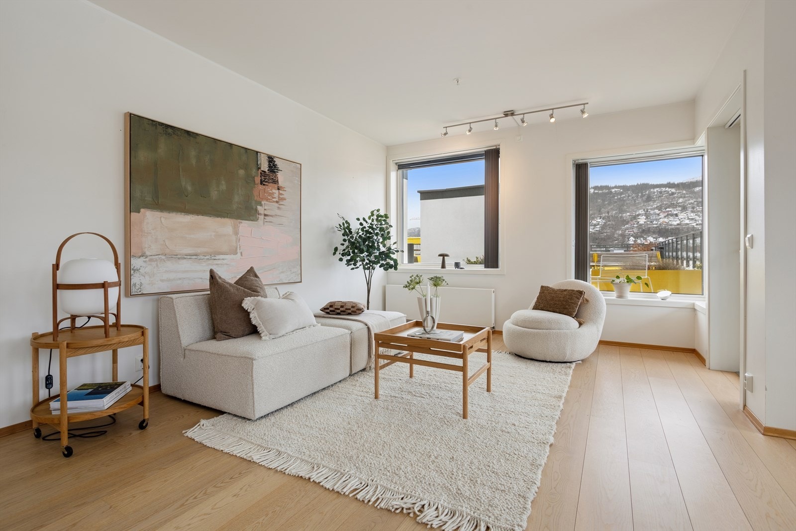 Stuen har gode lysforhold fra de store vindusflatene, og innvendige screens som hindrer innsyn. Galleribilde