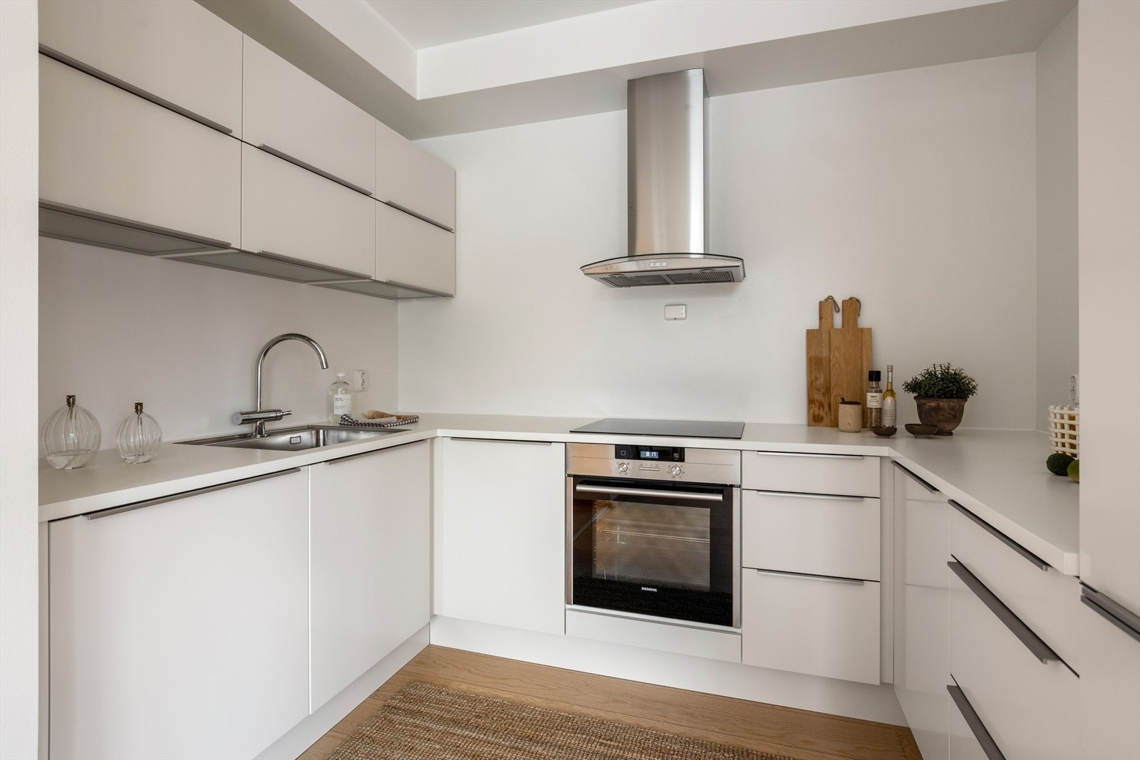 Leiligheten har et HTH-kjøkken fra 2016 i åpen løsning med stuen. Innredningen har hvite, slette fronter og en hvit laminatbenkeplate med underlimt vask og LED-lys under overskapene. Galleribilde