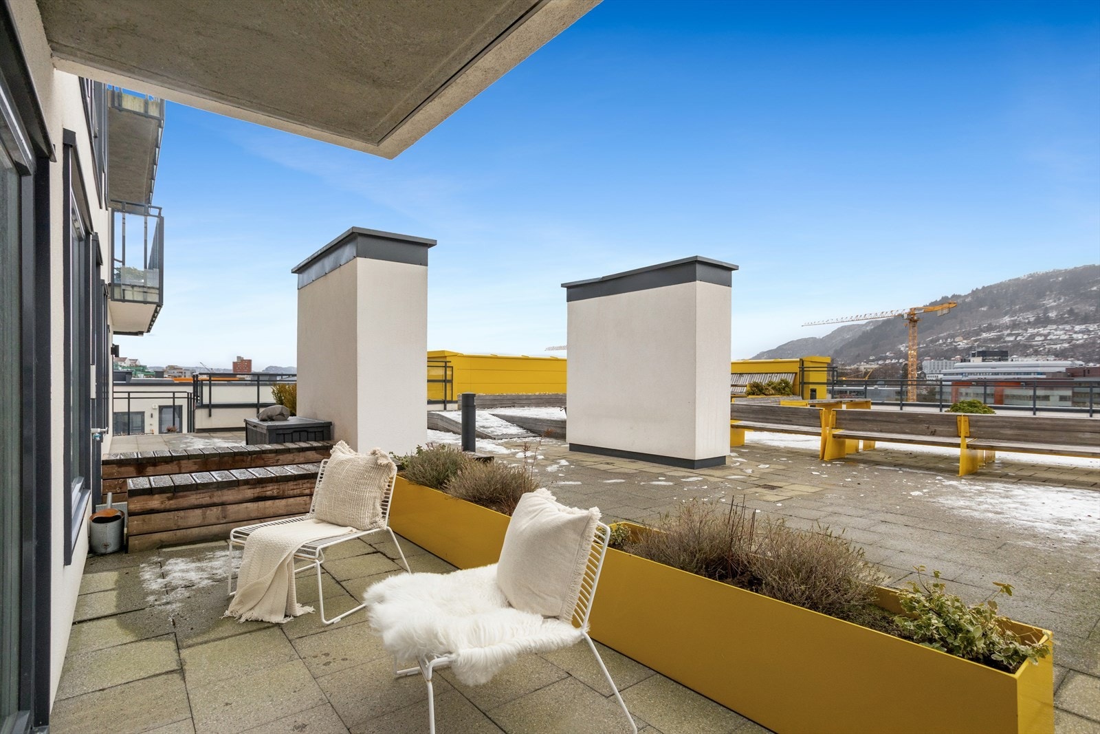 Stor, felles takterrasse med adkomst fra leiligheten. Nærmeste del tilhører leiligheten. Galleribilde