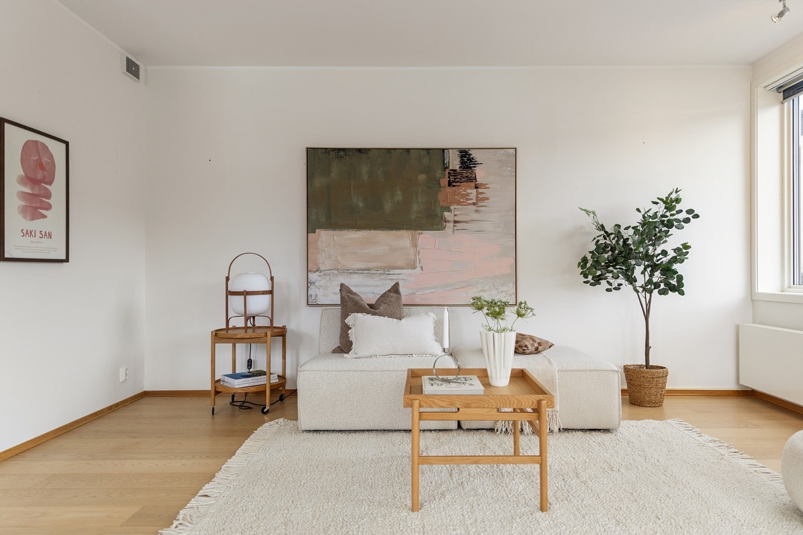 Boligen har en lys og romslig stue med god plass til møblering i flere soner. Galleribilde