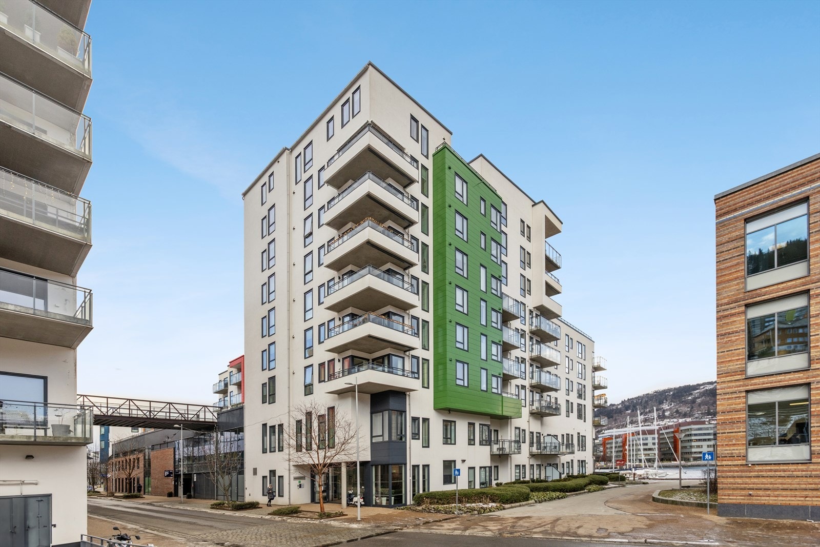 Bygget ble oppført i 2015/2016, og er moderne med gode kvaliteter. Galleribilde