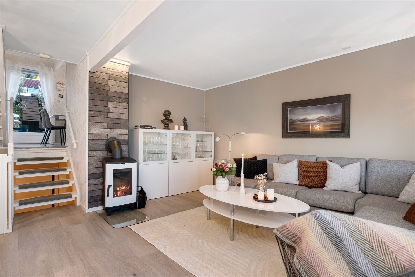 Lys og trivelig stue i 2. etasje med vedfyring - perfekt for varme og hygge på kalde dager Galleribilde