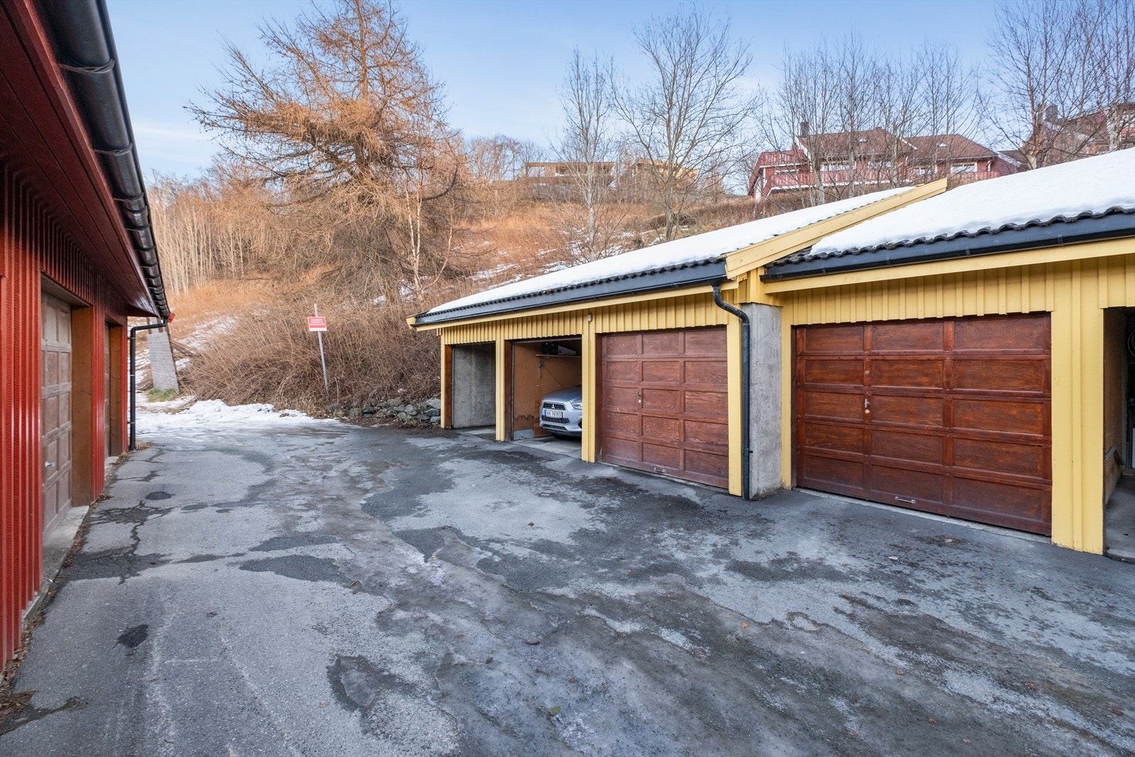 Parkering i felles garasjerekke Galleribilde