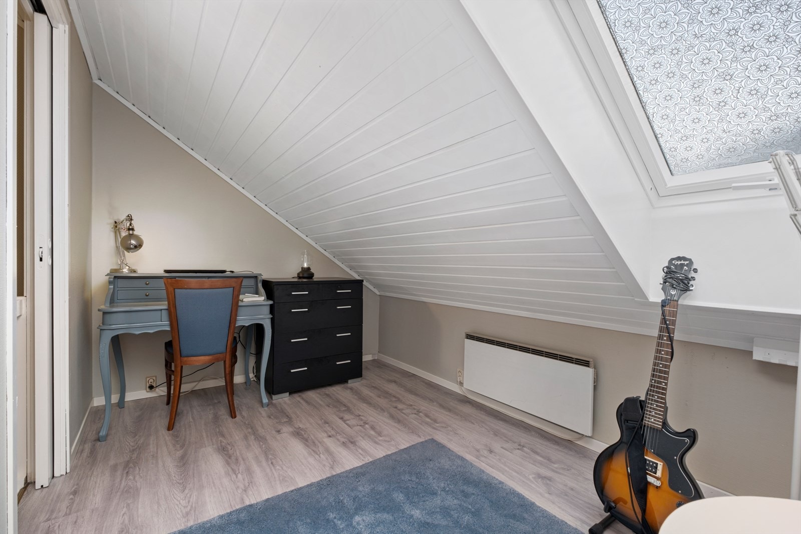 Soverom nr. 3 ligger i 3. etasjen og er på ca. 6 kvm - perfekt som barnerom, gjesterom eller hjemmekontor Galleribilde