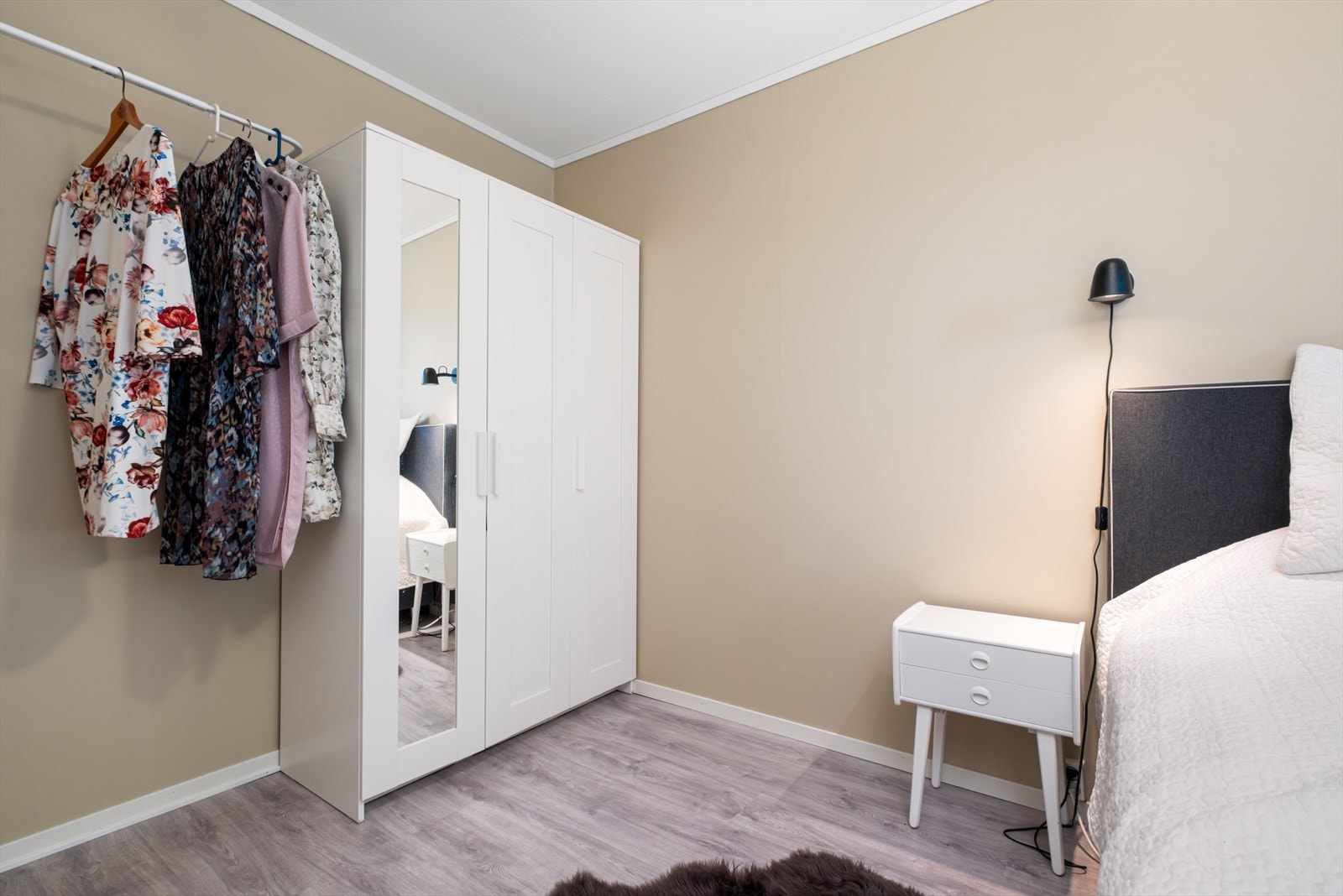 Romslig hovedsoverom i 1. etasje på hele 11,5 kvm - god plass til dobbeltseng og garderobeløsning Galleribilde