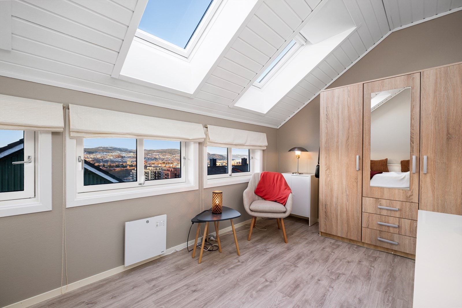 Soverom nr. 2 ligger i 3. etasje og er på hele 11,5 kvm - romslig og med nydelig utsikt mot Trondheim sentrum Galleribilde