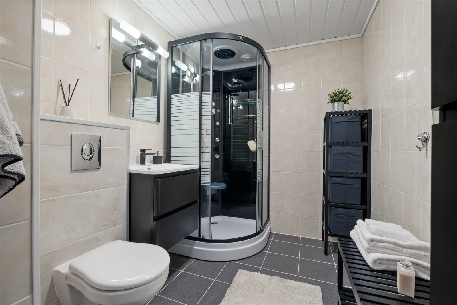 Pent flislagt bad i 2. etasje med moderne uttrykk Galleribilde