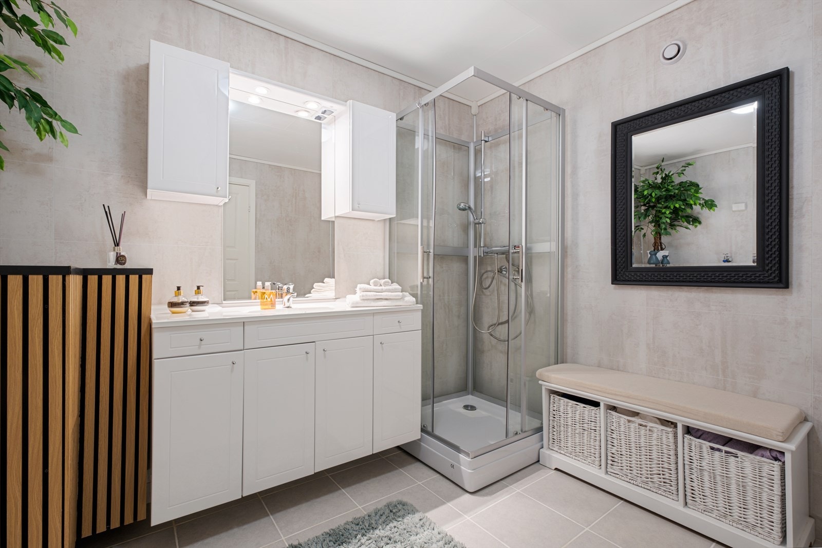 I 1. etasjen finner du et stort flislagt bad på 8kvm Galleribilde