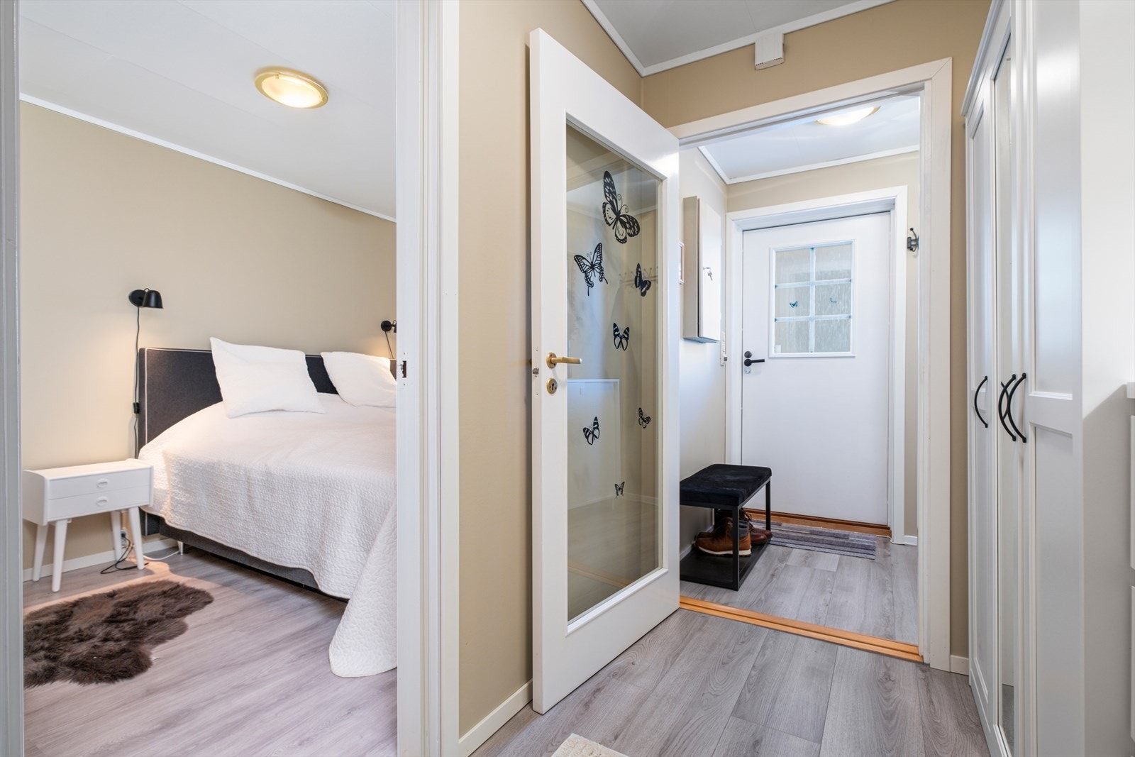 Praktisk vindfang på ca. 2,5 kvm - gir en ryddig og funksjonell entré med plass til sko og yttertøy Galleribilde