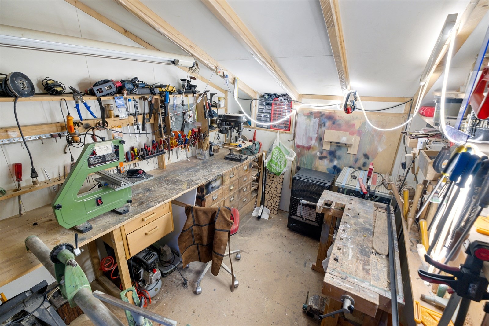 I garasjen finner du en praktisk innvendig bod - perfekt for ekstra lagringsplass Galleribilde