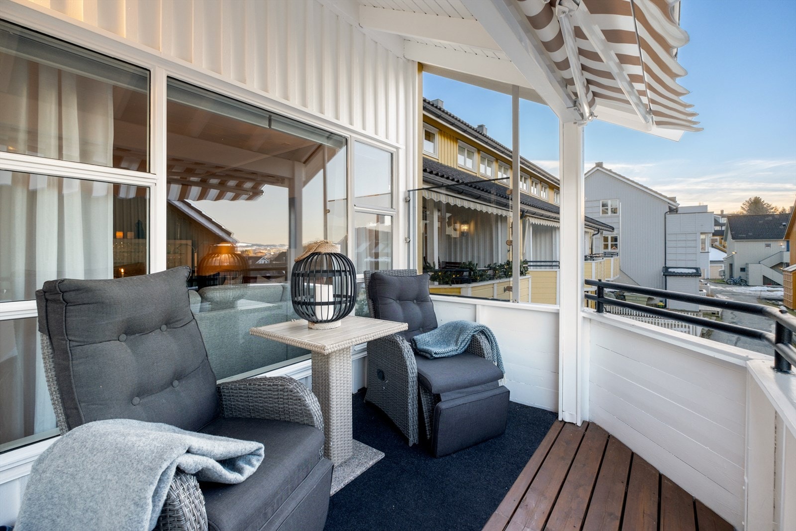 Fra stuen i 2. etasje har du direkte tilgang til en solrik balkong på ca. 8 kvm med praktisk utvendig bod Galleribilde