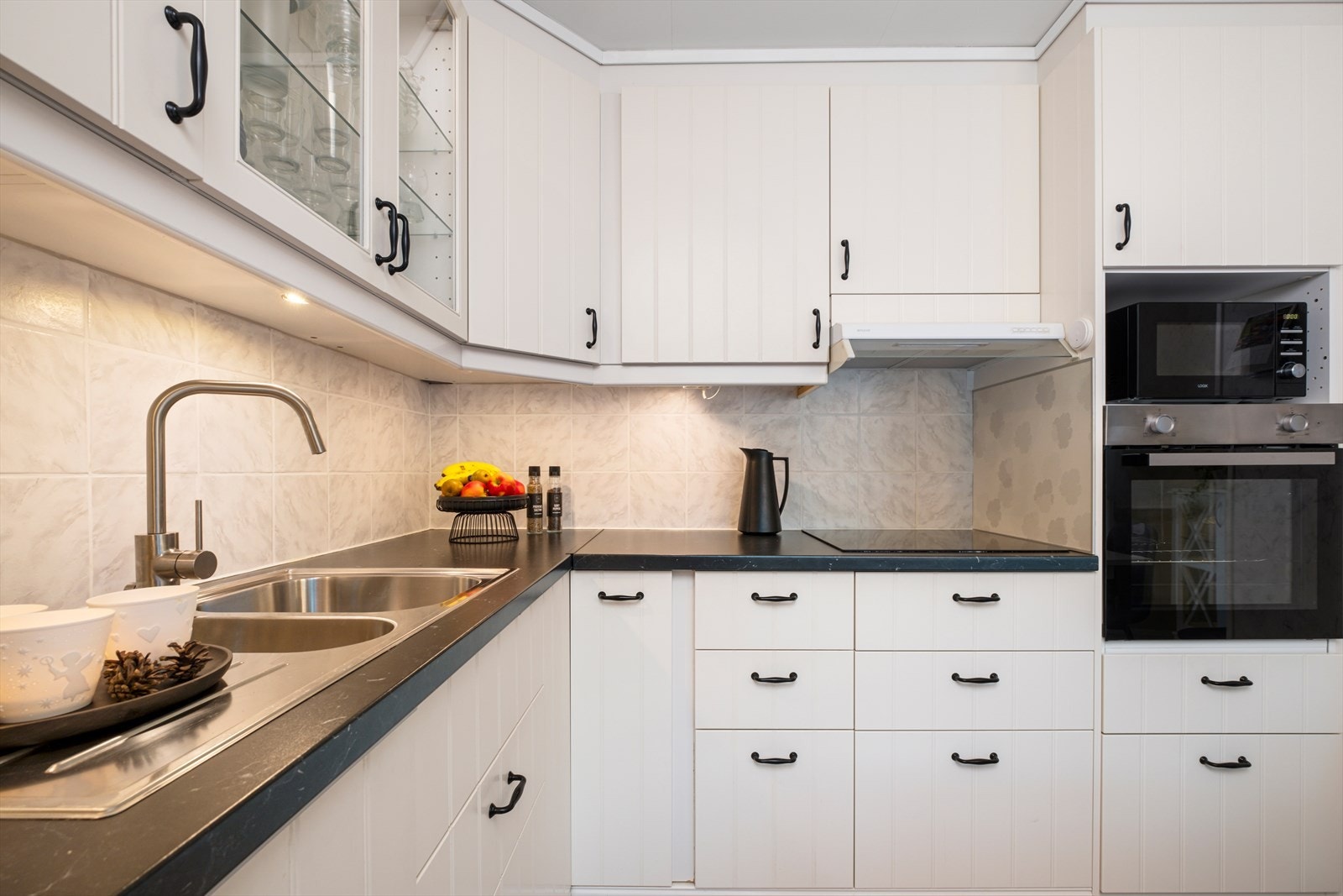 Pent og moderne kjøkken med god benkeplass og praktiske løsninger - perfekt for matlaging og sosiale måltider Galleribilde