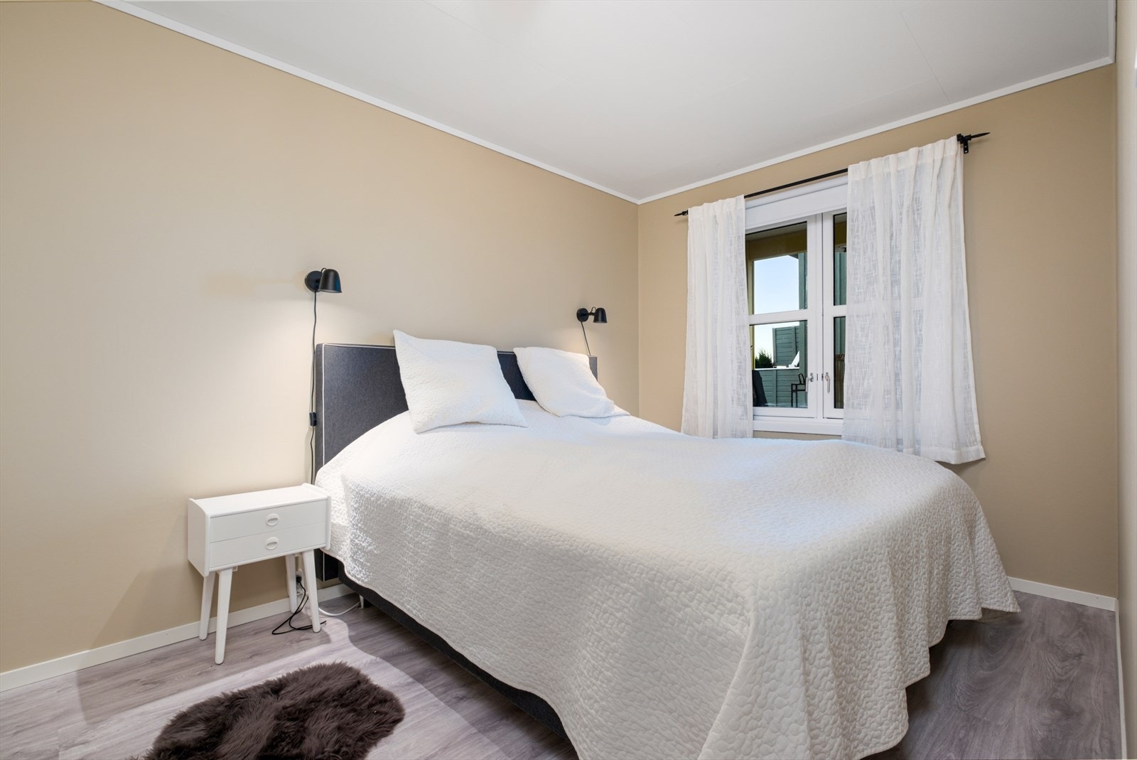 Romslig hovedsoverom i 1. etasje på hele 11,5 kvm - god plass til dobbeltseng og garderobeløsning Galleribilde