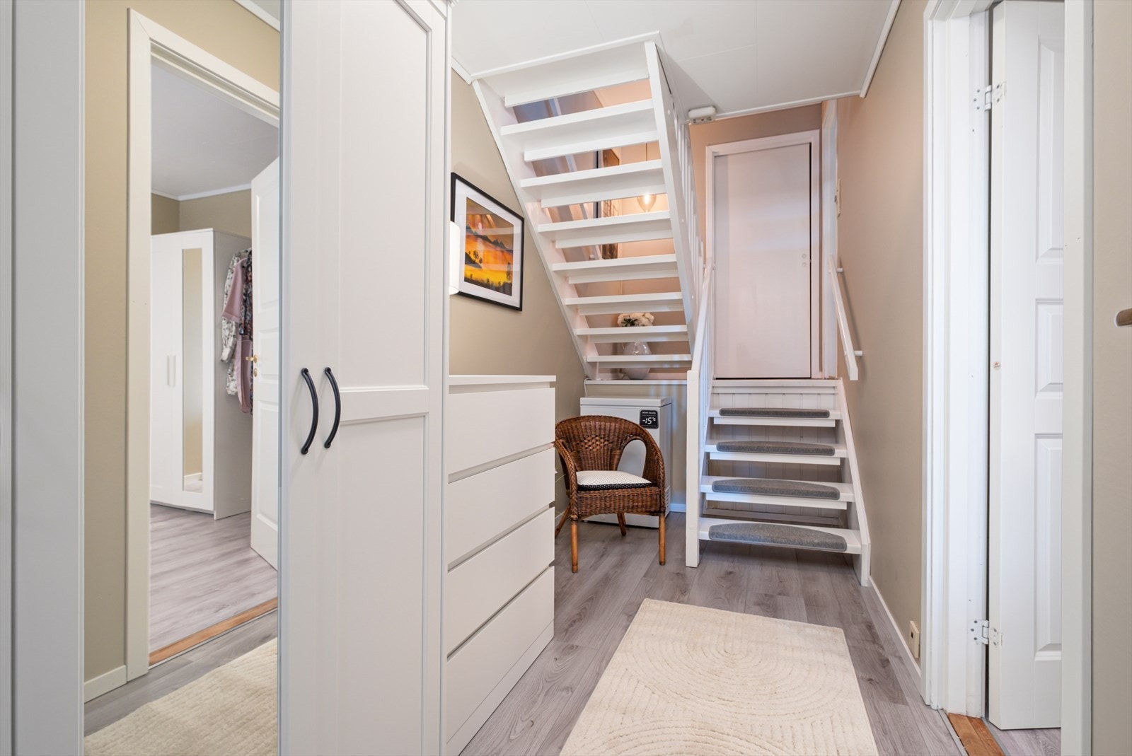 gang med plass til garderobeskap - gir god oppbevaring og en ryddig entré Galleribilde