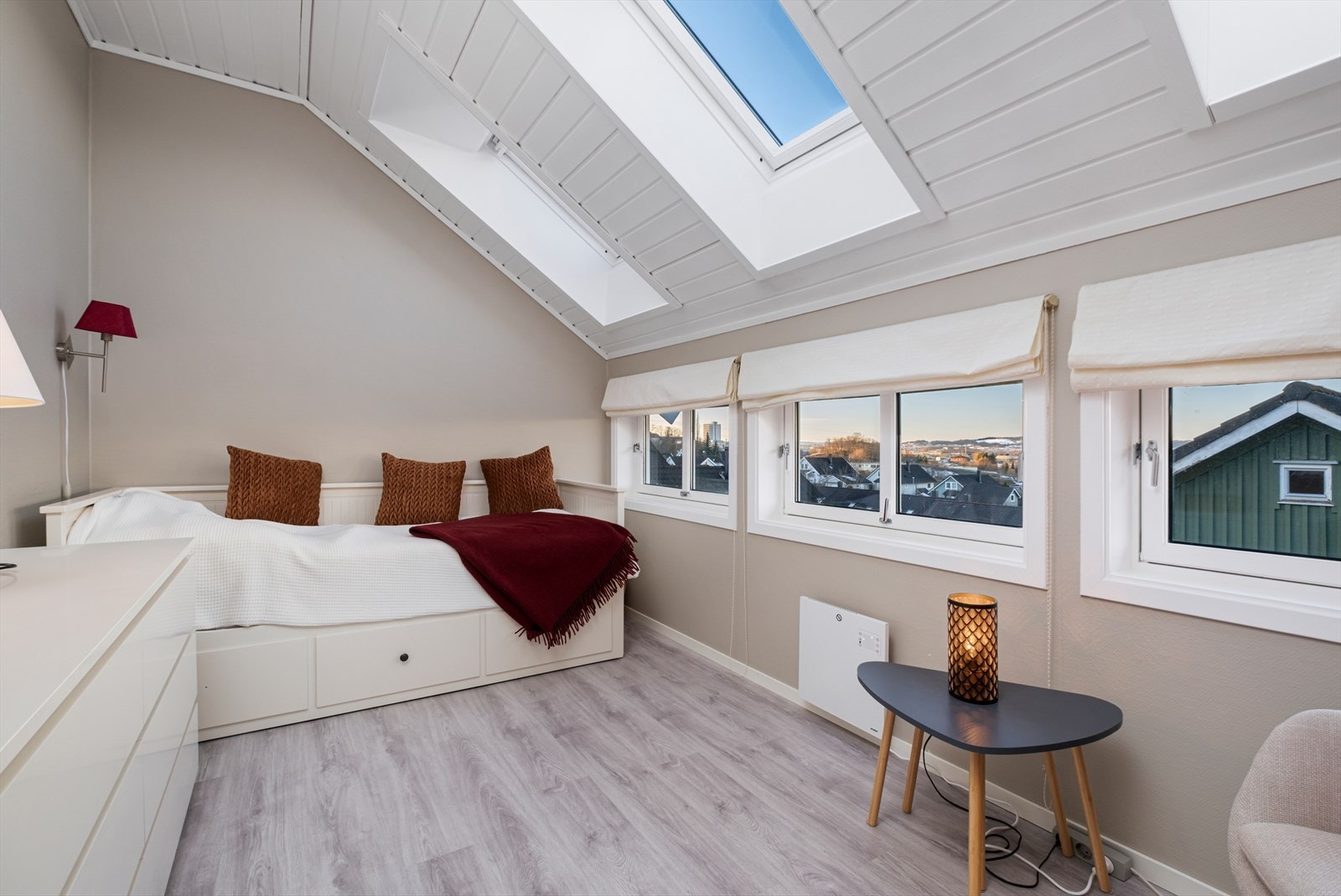 Soverom nr. 2 ligger i 3. etasje og er på hele 11,5 kvm - romslig og med nydelig utsikt mot Trondheim sentrum Galleribilde